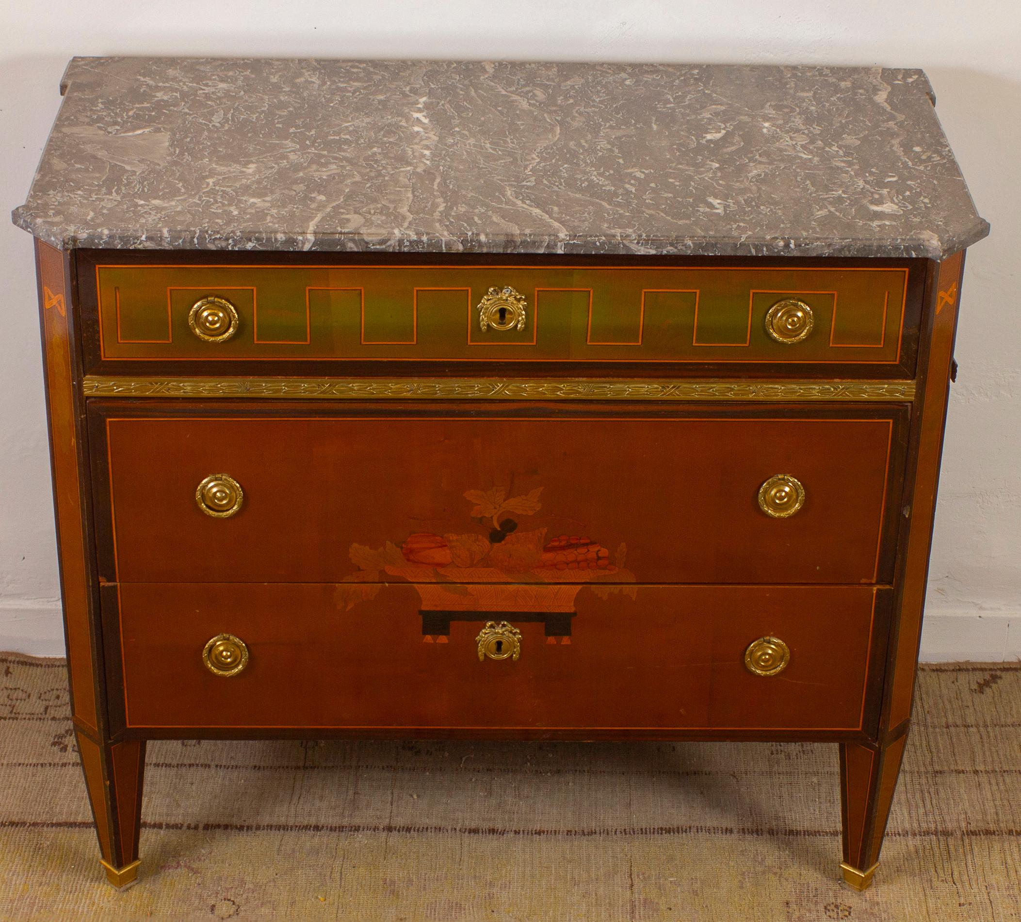 Elegant French 18th Century Commode Louis XVI Period In Good Condition For Sale In Rome, IT