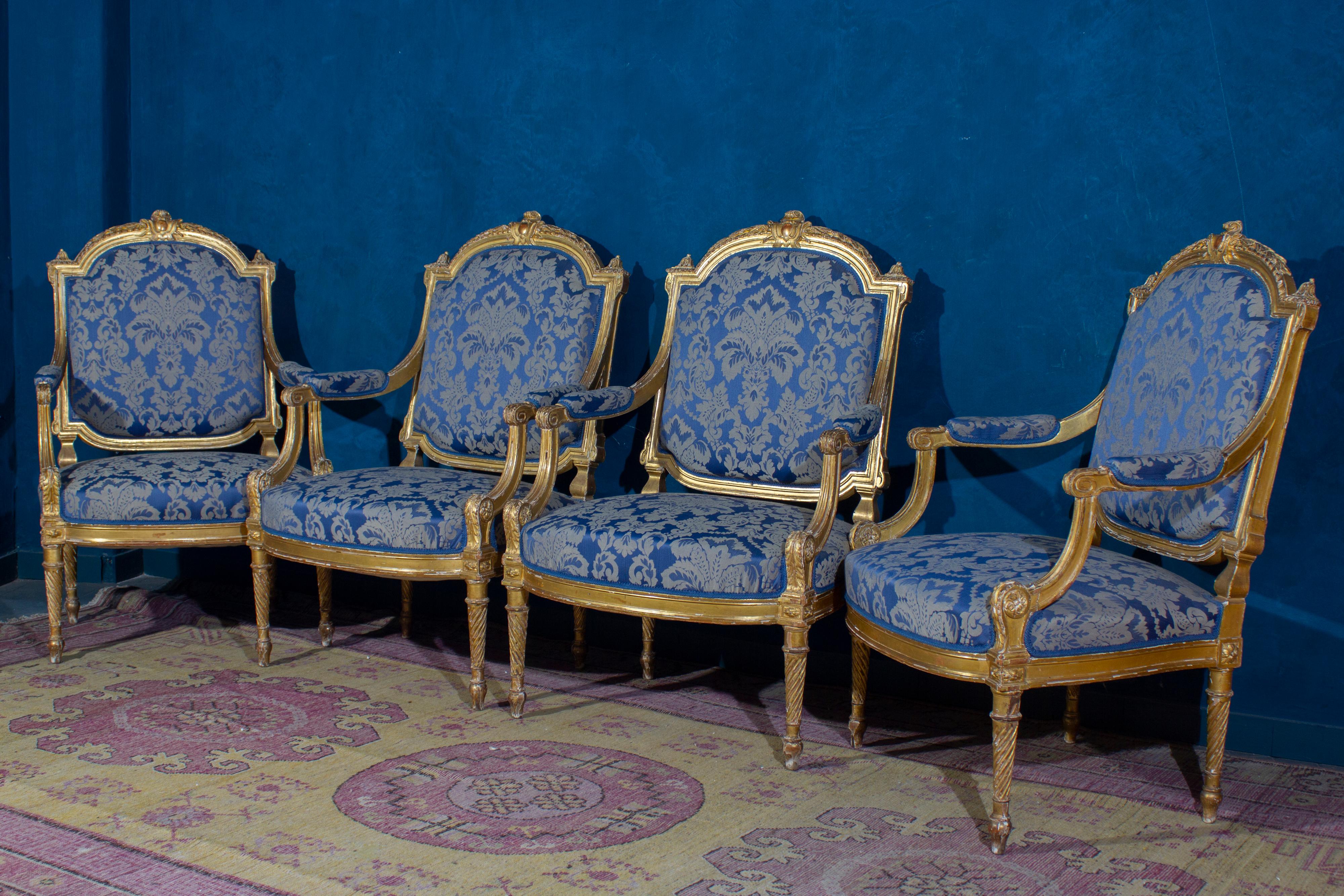 Elegant French 19' Century Gilt Living Room Suite with a Sofa and Four Armchairs For Sale 3