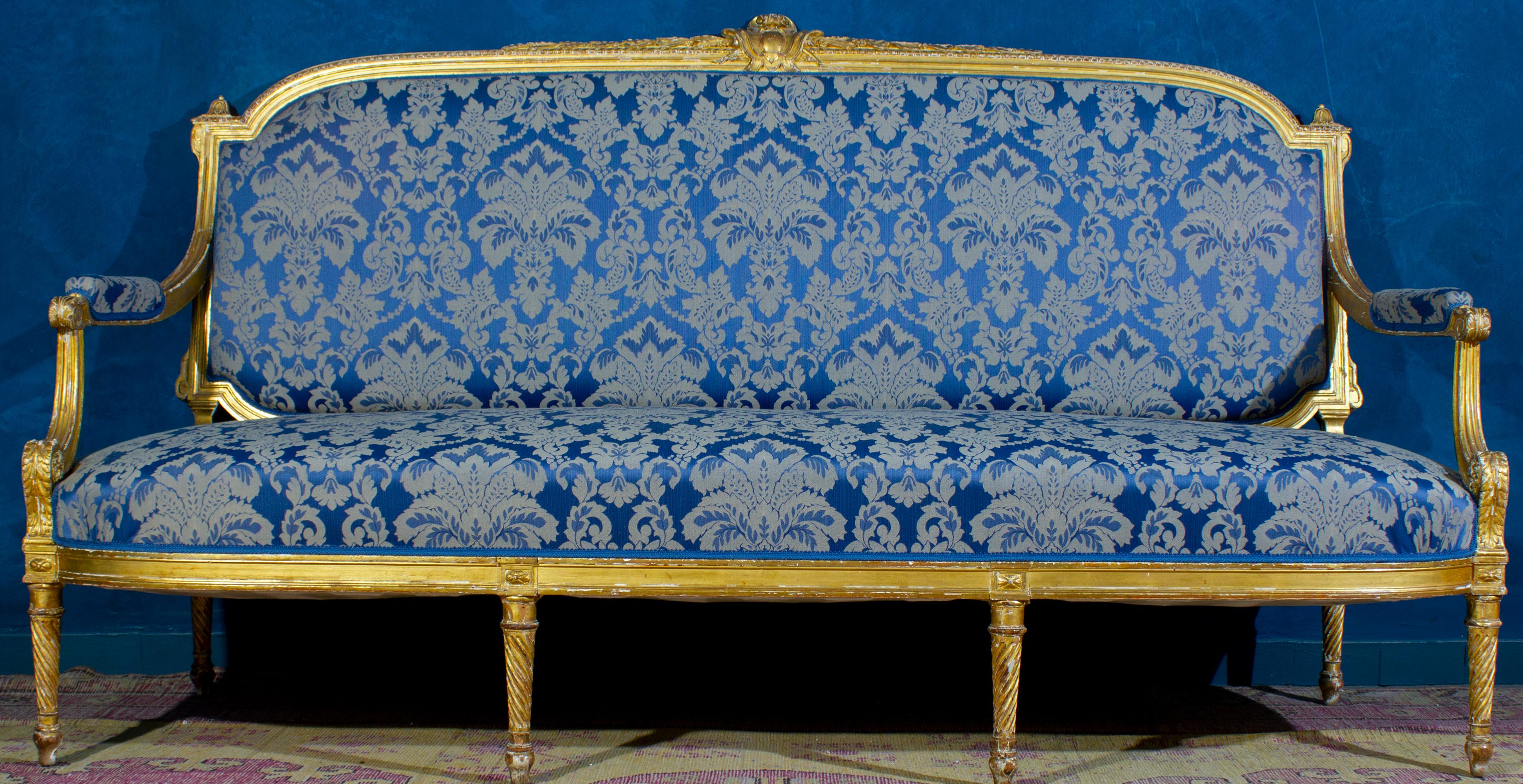 Diese außergewöhnliche, fein geschnitzte und vergoldete 6-teilige Holzgarnitur besteht aus einem Sofa, vier Sesseln und zwei Einzelsesseln mit Originalvergoldung.
Die Polsterung ist in sehr gutem Zustand. Der Satz muss wiederhergestellt werden. Der