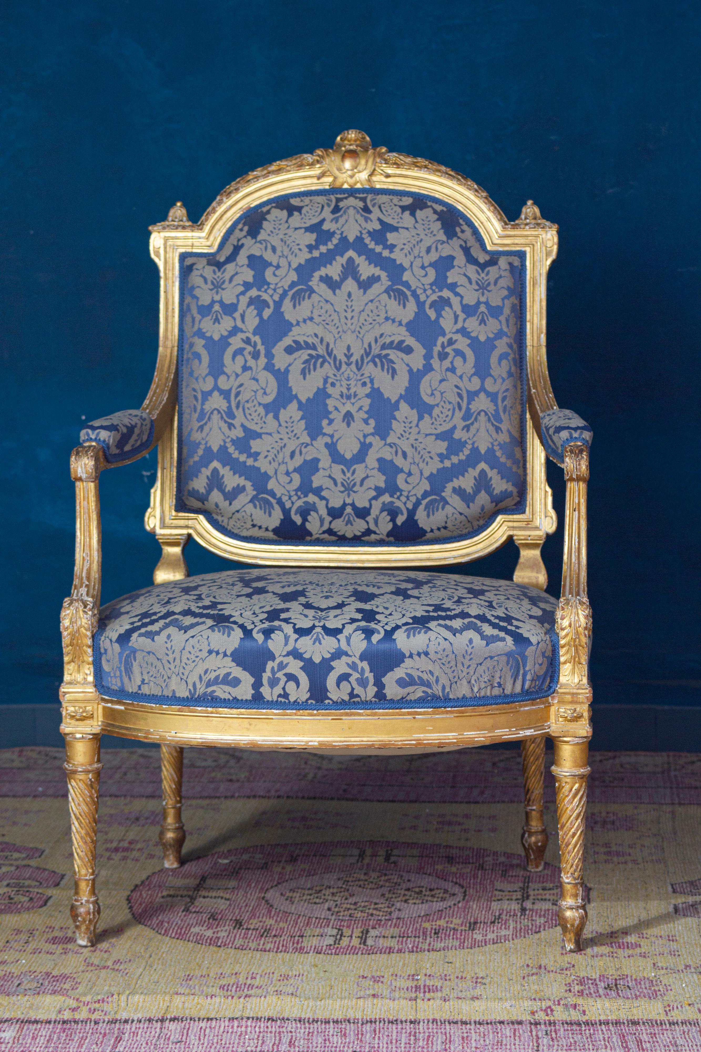 Elegante französische vergoldete Wohnzimmer-Suite aus dem 19. Jahrhundert mit Sofa und vier Sesseln (Französisch) im Angebot