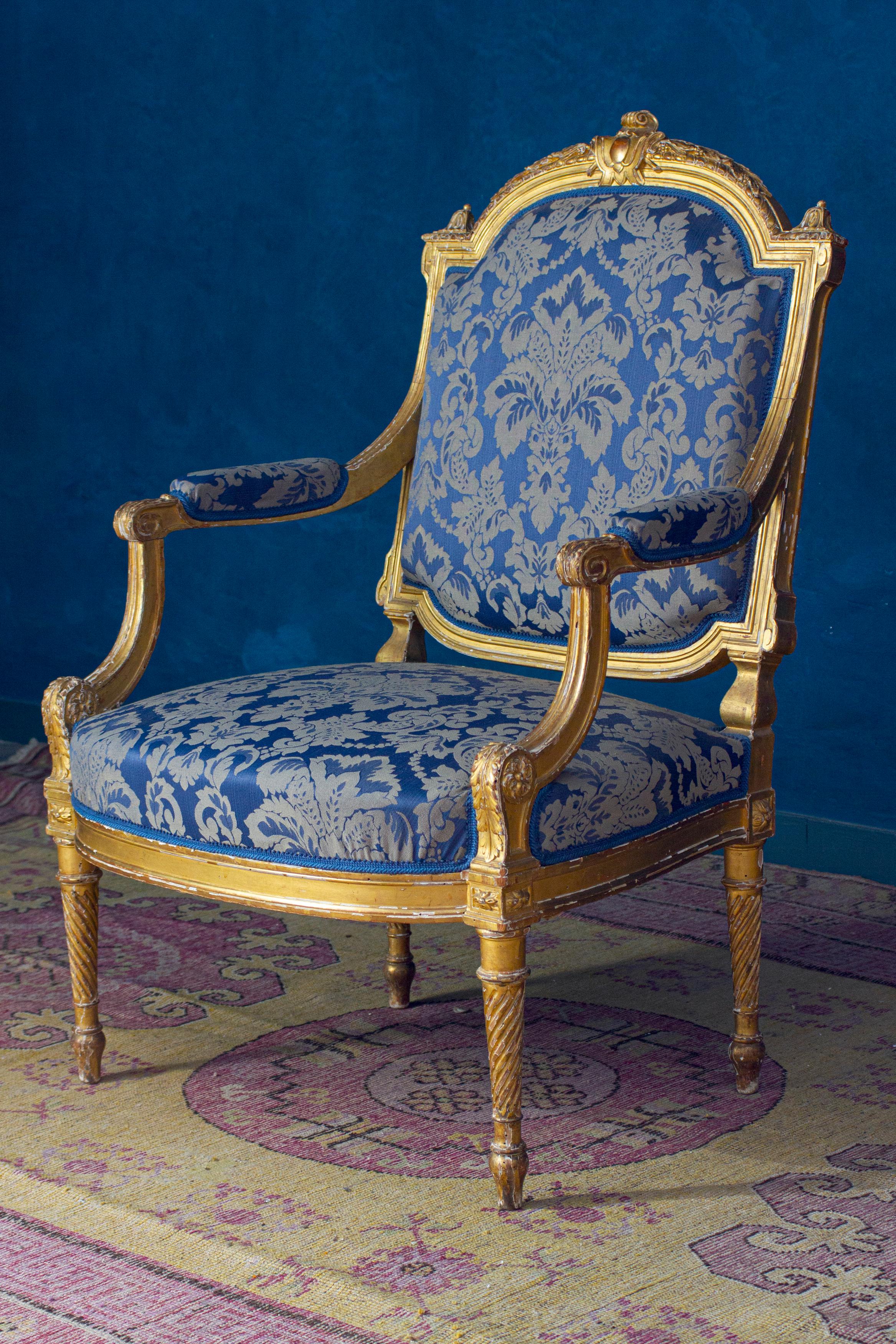 Elegante französische vergoldete Wohnzimmer-Suite aus dem 19. Jahrhundert mit Sofa und vier Sesseln (Handgeschnitzt) im Angebot