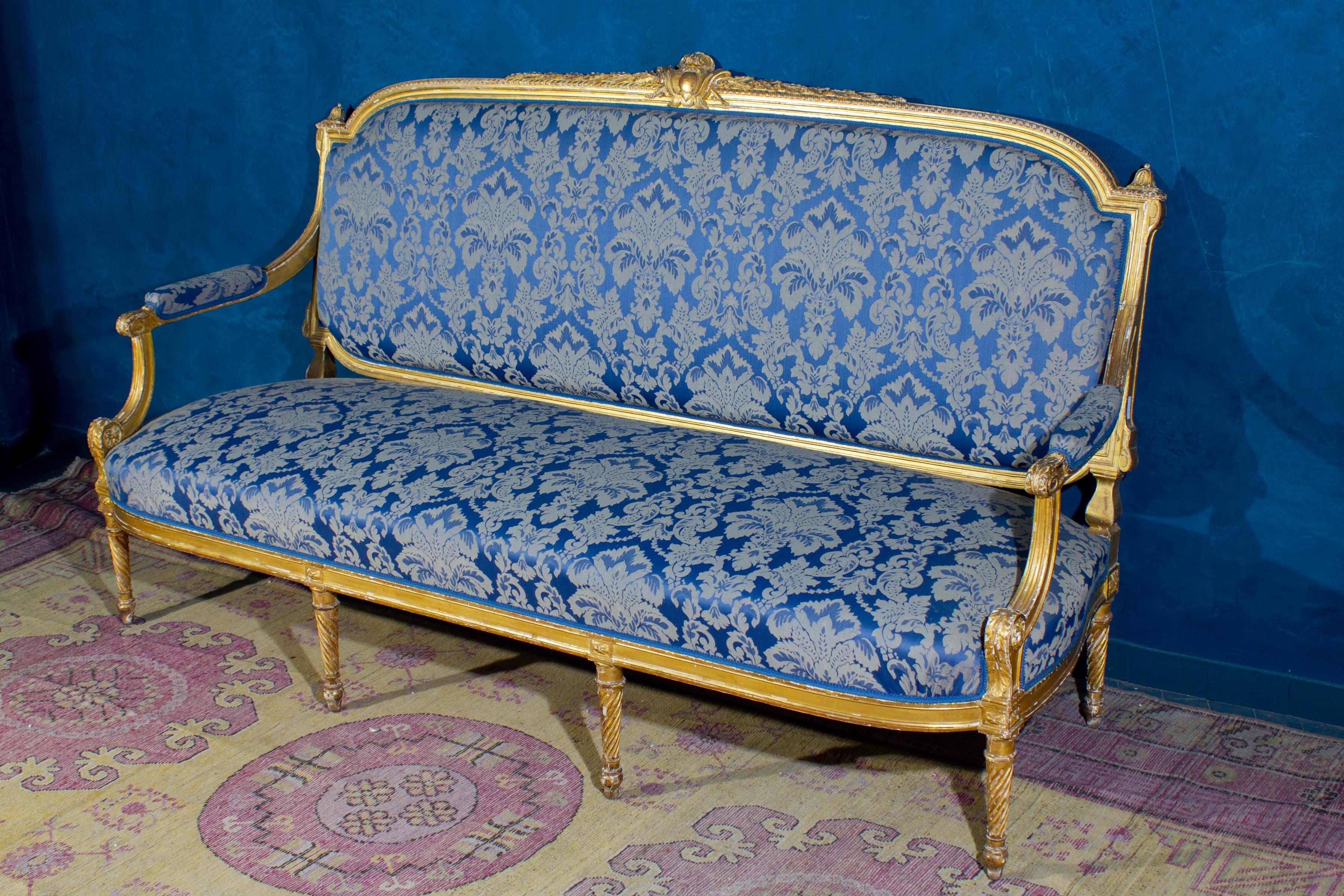 19th Century Elegant French 19' Century Gilt Living Room Suite with a Sofa and Four Armchairs For Sale