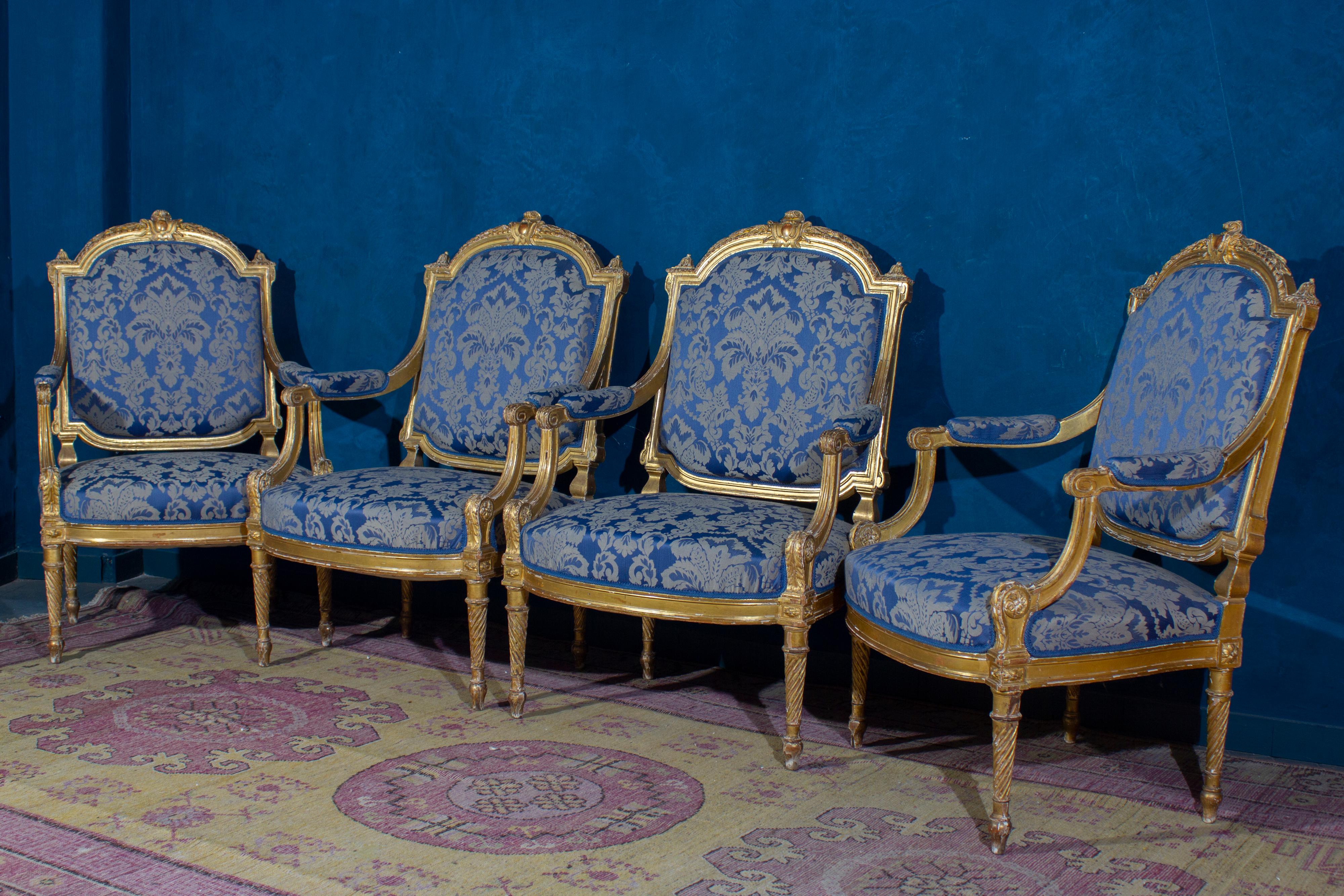 Elegante französische vergoldete Wohnzimmer-Suite aus dem 19. Jahrhundert mit Sofa und vier Sesseln (Vergoldetes Holz) im Angebot