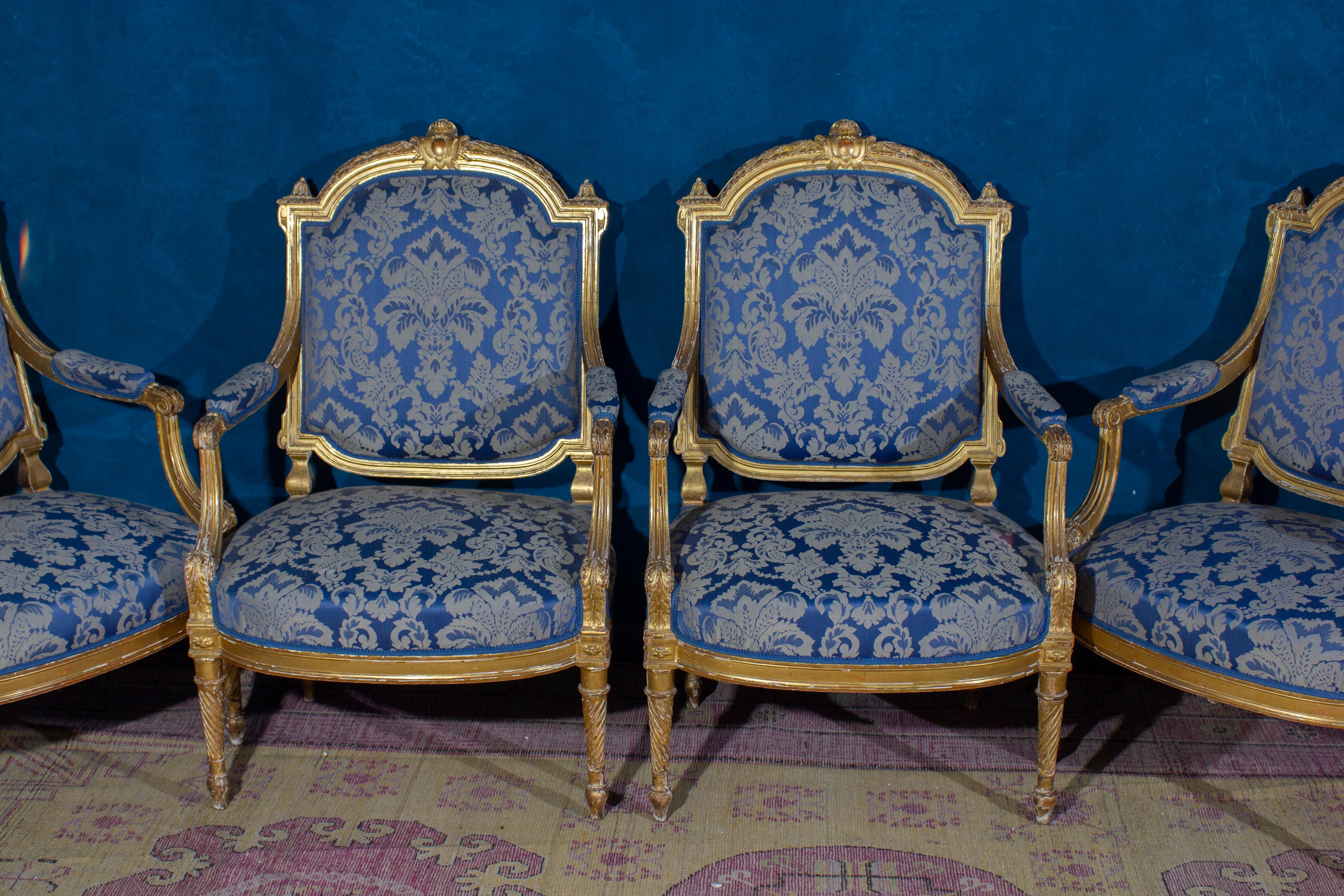 Élégante suite de salon française du 19ème siècle avec un canapé et quatre fauteuils en vente 1