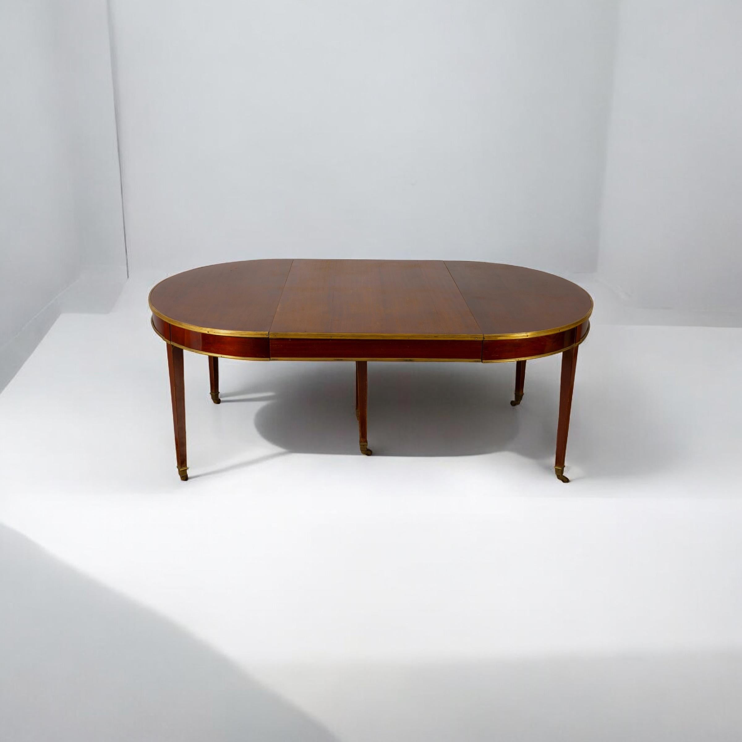 Grande table de salle à manger ovale en noyer de la fin du XIXe siècle, avec frise à panneaux et décorations en bronze doré, pieds terminés par des capes et des roulettes.  3 extensions disponibles.
Mesures :
Provenance : Hôtel particulier,