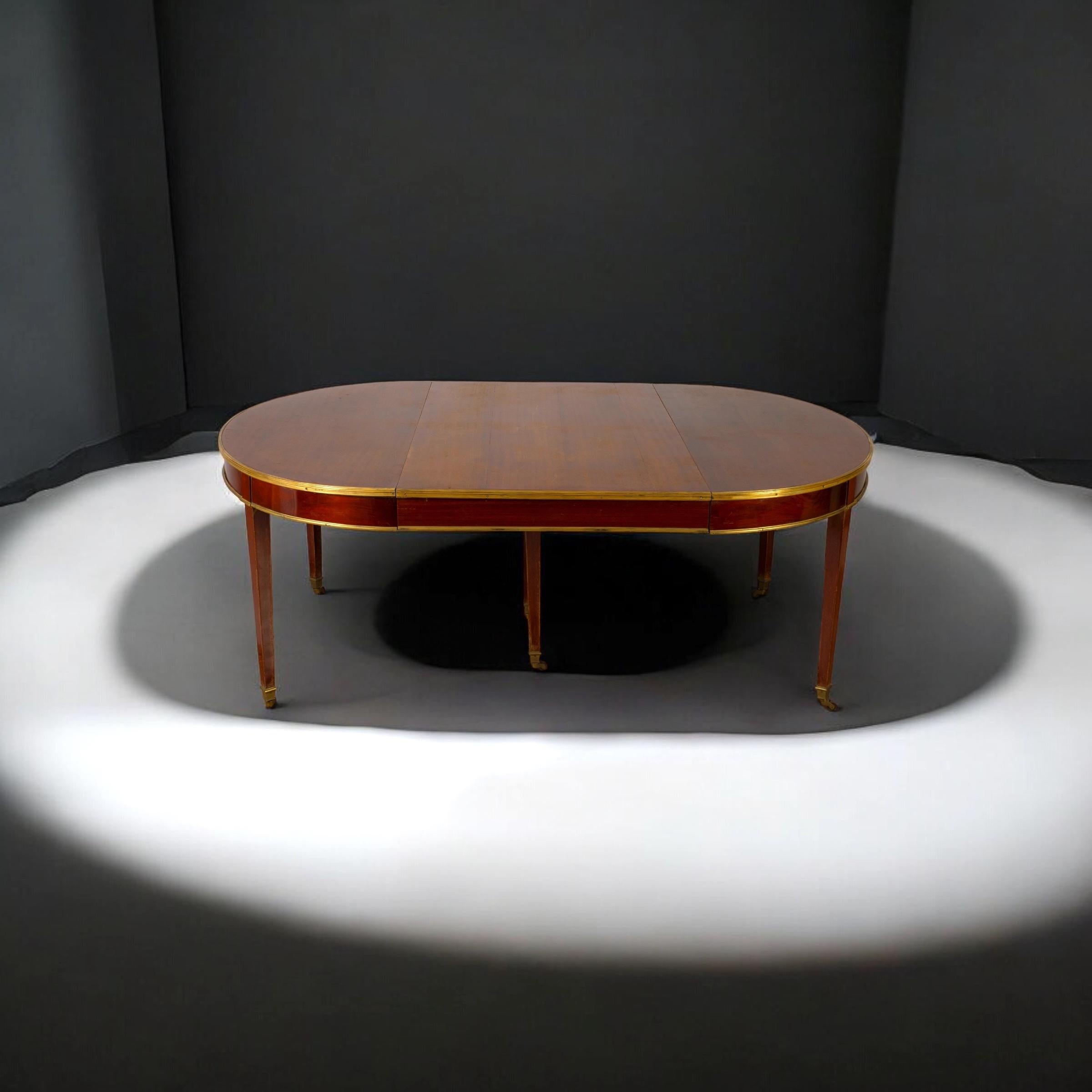 Louis XVI Elegance - Table de salle à manger ovale à rallonge en noyer - 19e siècle - France en vente