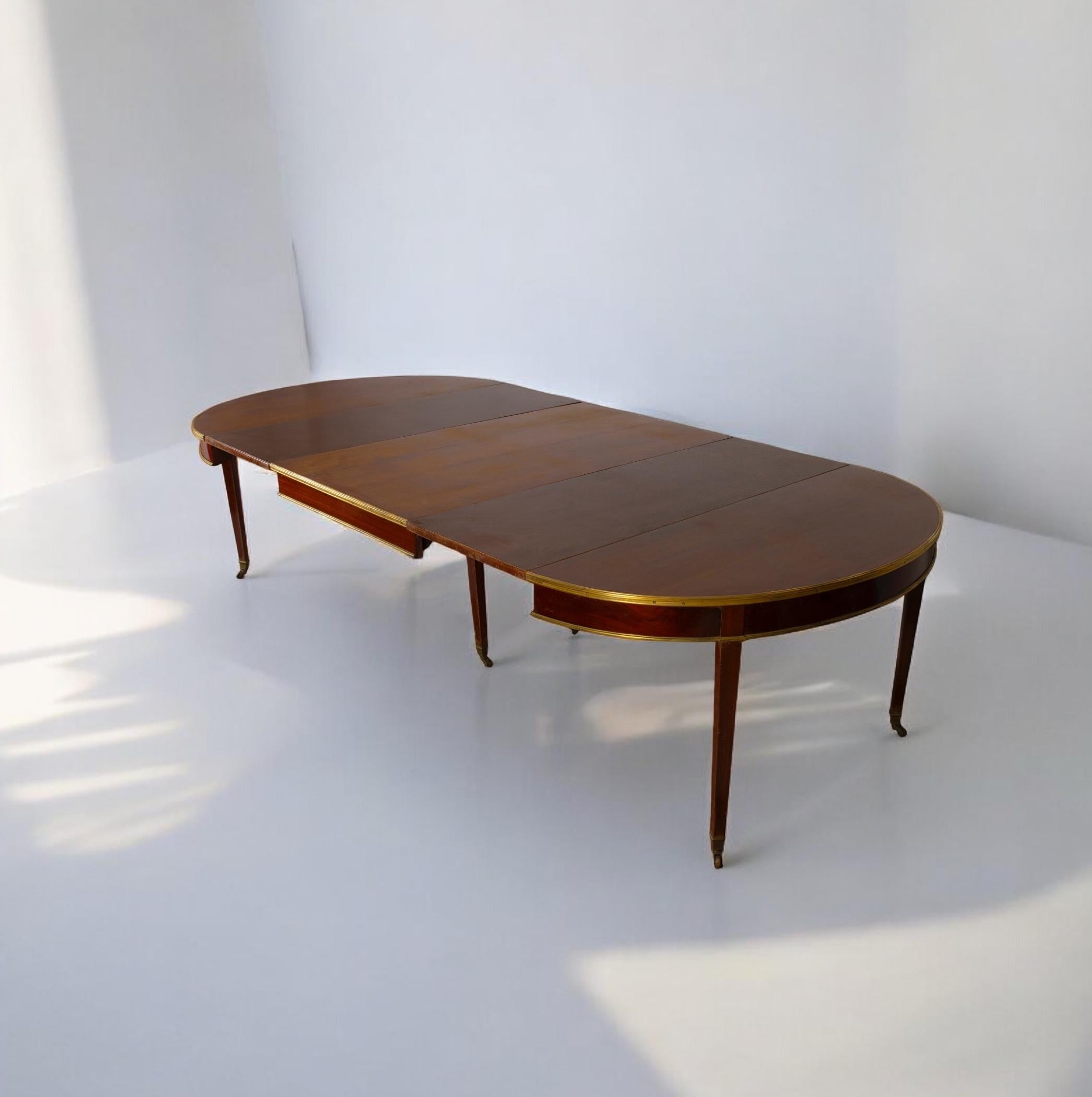 Français Elegance - Table de salle à manger ovale à rallonge en noyer - 19e siècle - France en vente