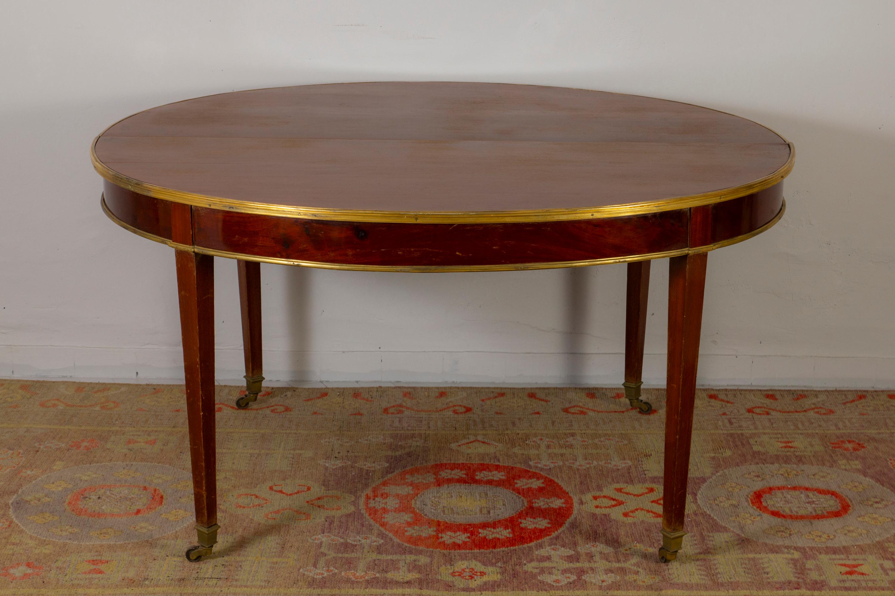 XIXe siècle Elegance - Table de salle à manger ovale à rallonge en noyer - 19e siècle - France en vente