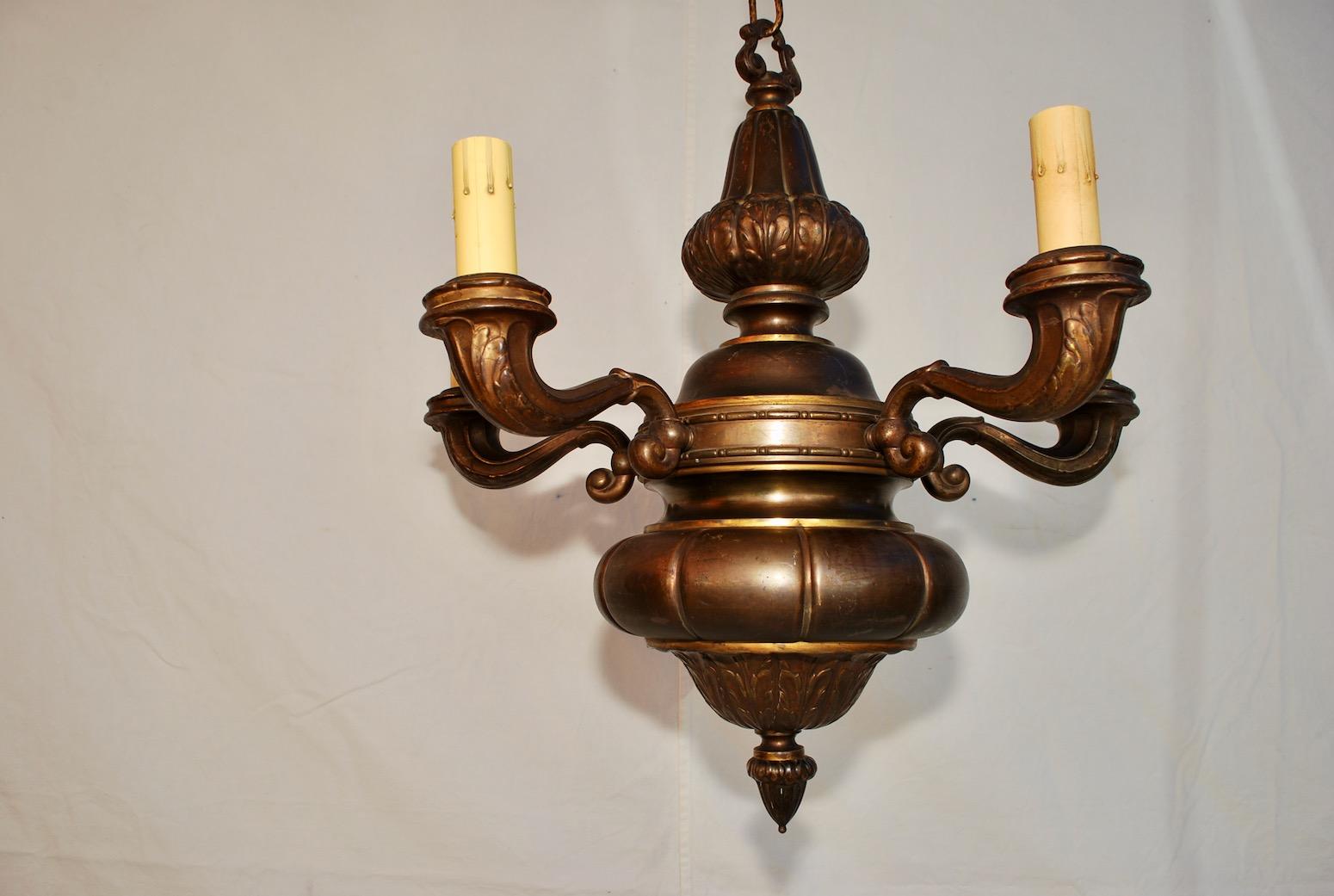 Elegant French 1920s Brass Chandelier In Good Condition For Sale In Los Angeles, CA