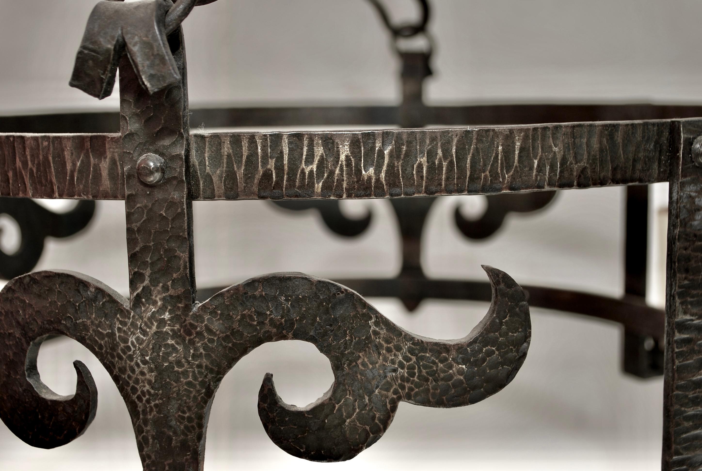 Fait main Elegance, lustre en fer forgé français des années 1920 fait à la main. en vente
