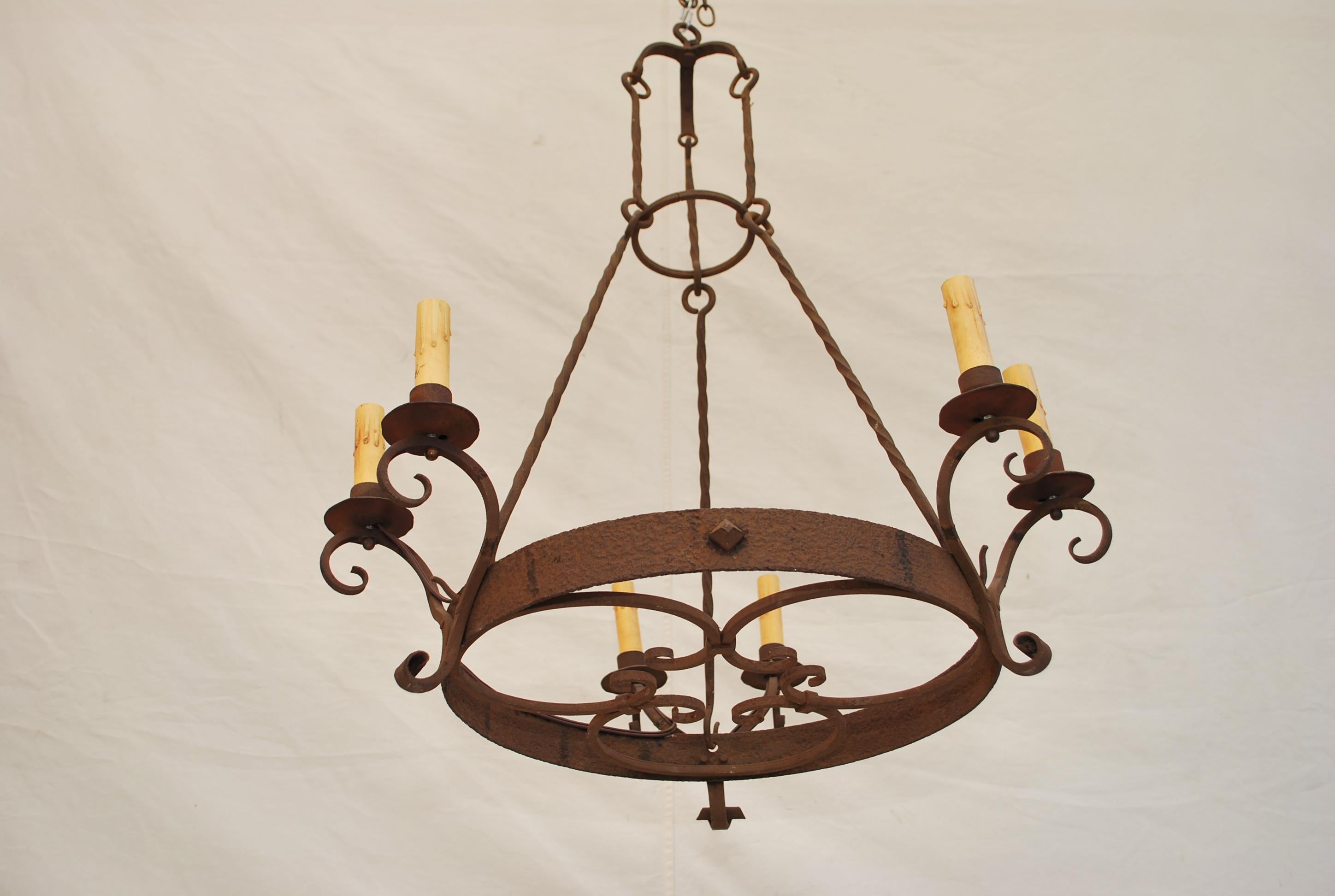 Ferro battuto Elegante lampadario francese degli anni '20 in ferro battuto realizzato a mano in vendita