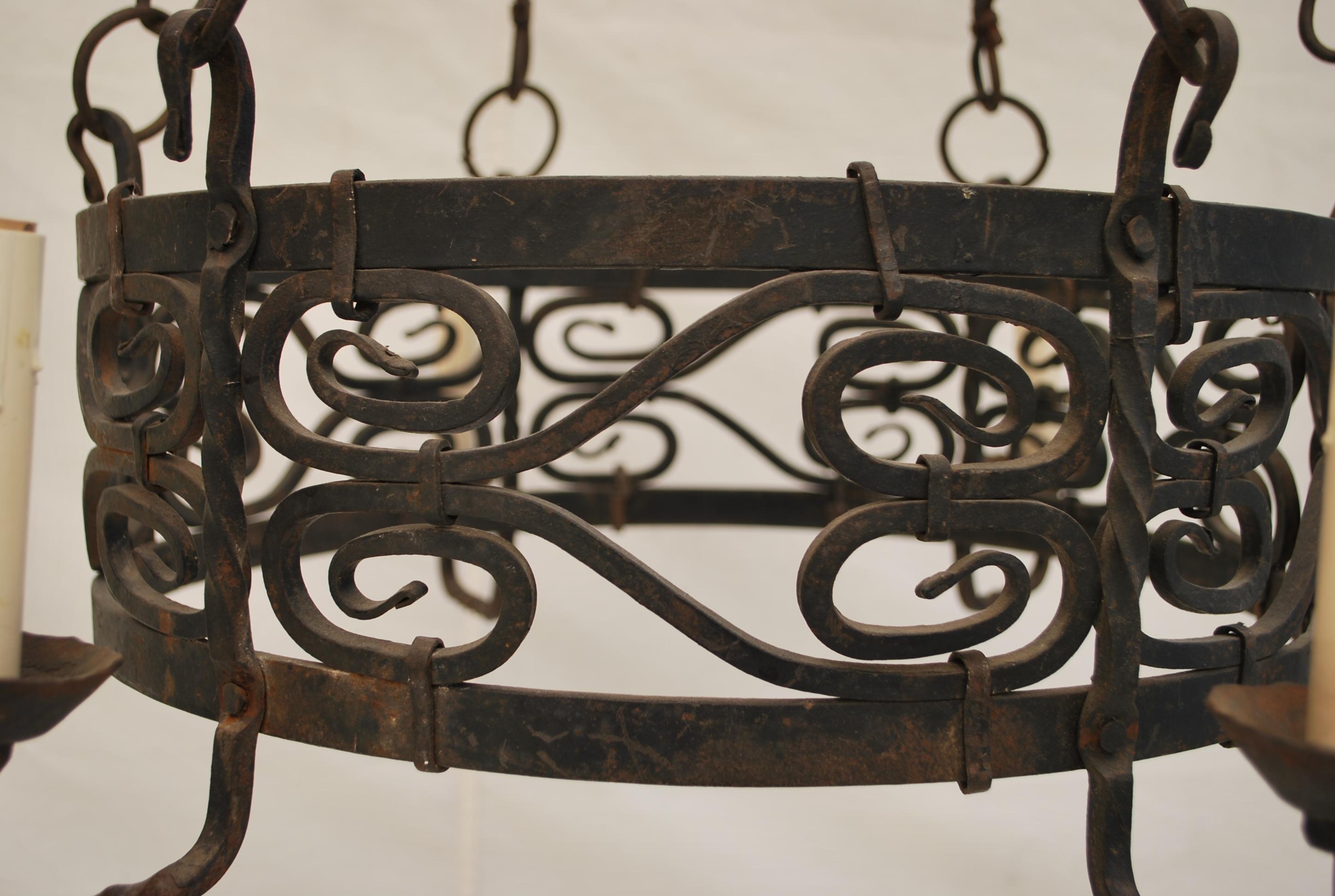 Elegant French 1920's hands made wrought iron chandelier For Sale 3