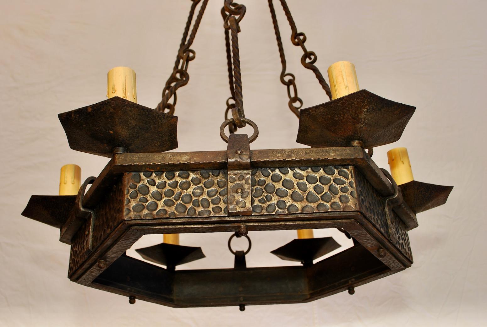 Elegant French 1930s Hands Hammered Wrought Iron Chandelier For Sale 1