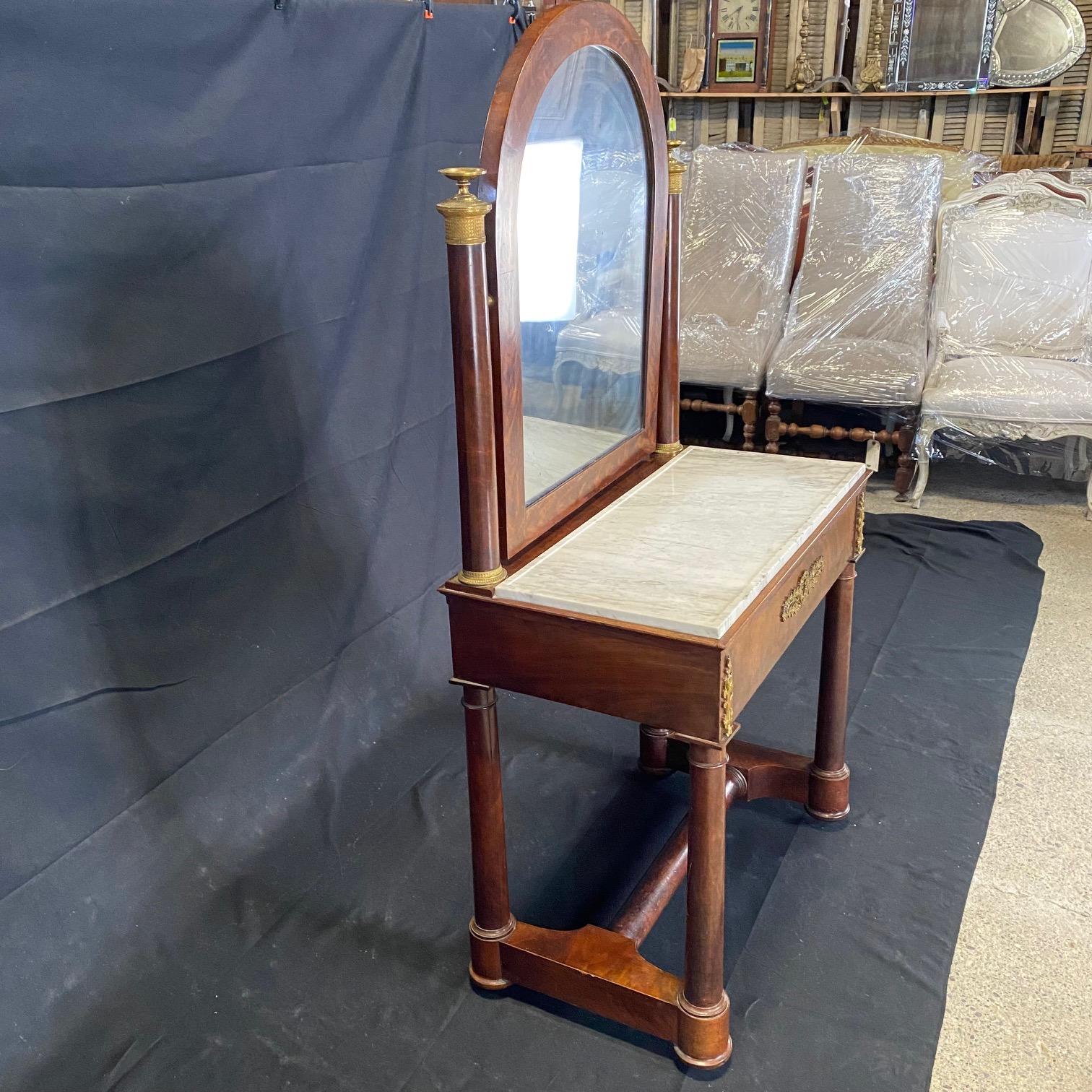 Elegante tocador imperio francés del siglo XIX con encimera de mármol original 2