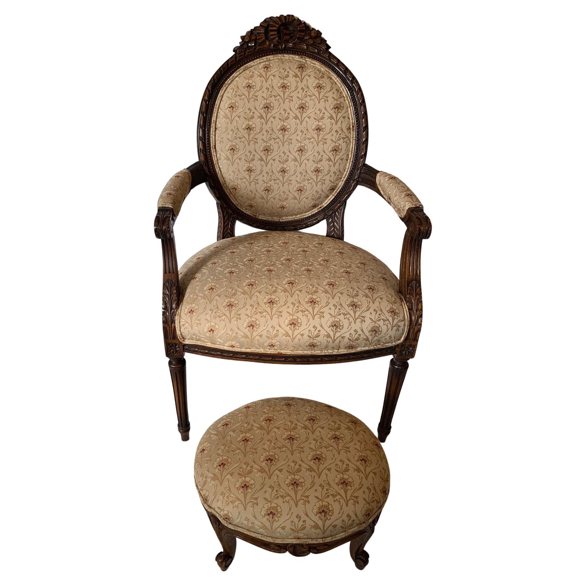 Élégant fauteuil et pouf français ancien en bois sculpté et tapissé