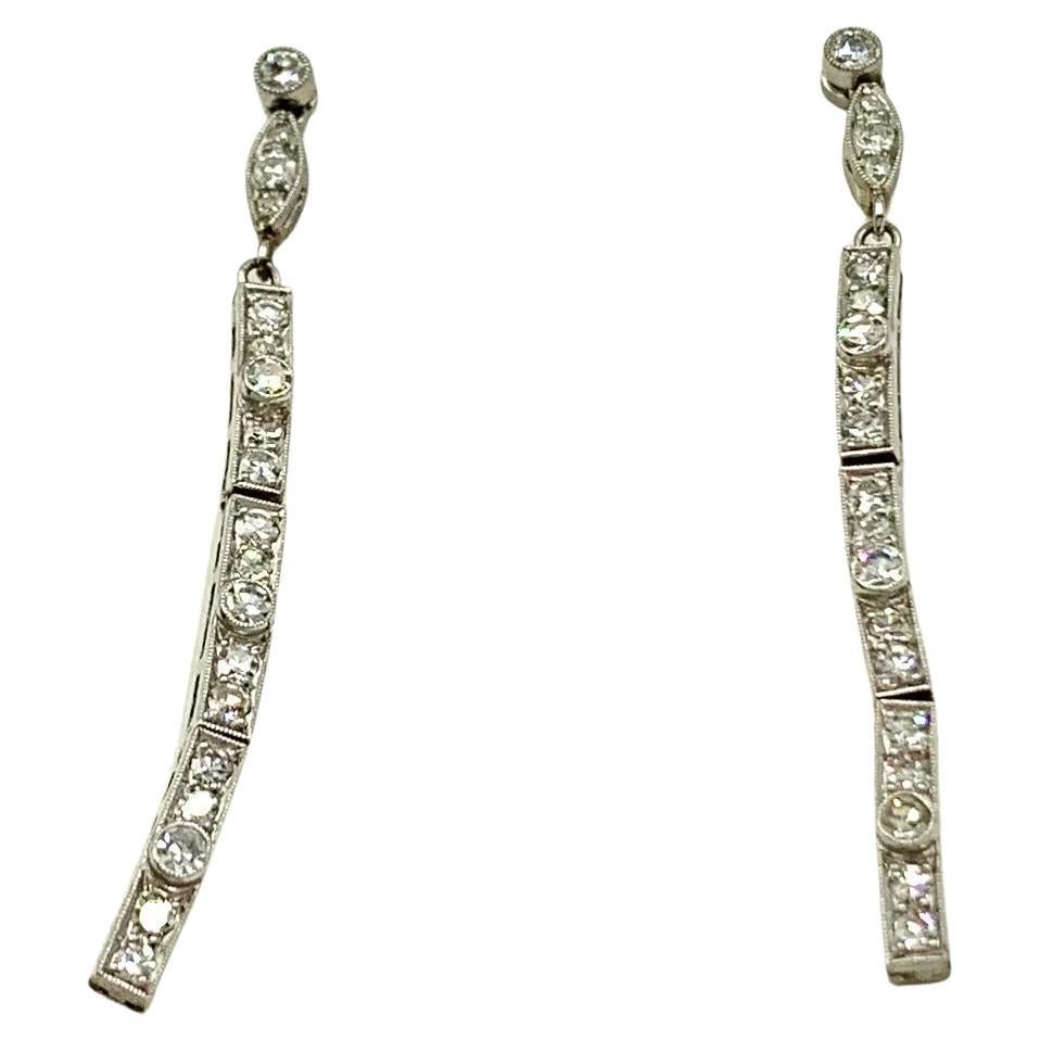 Elégantes boucles d
oreilles Art Line en platine et diamants, début du 20e siècle en vente