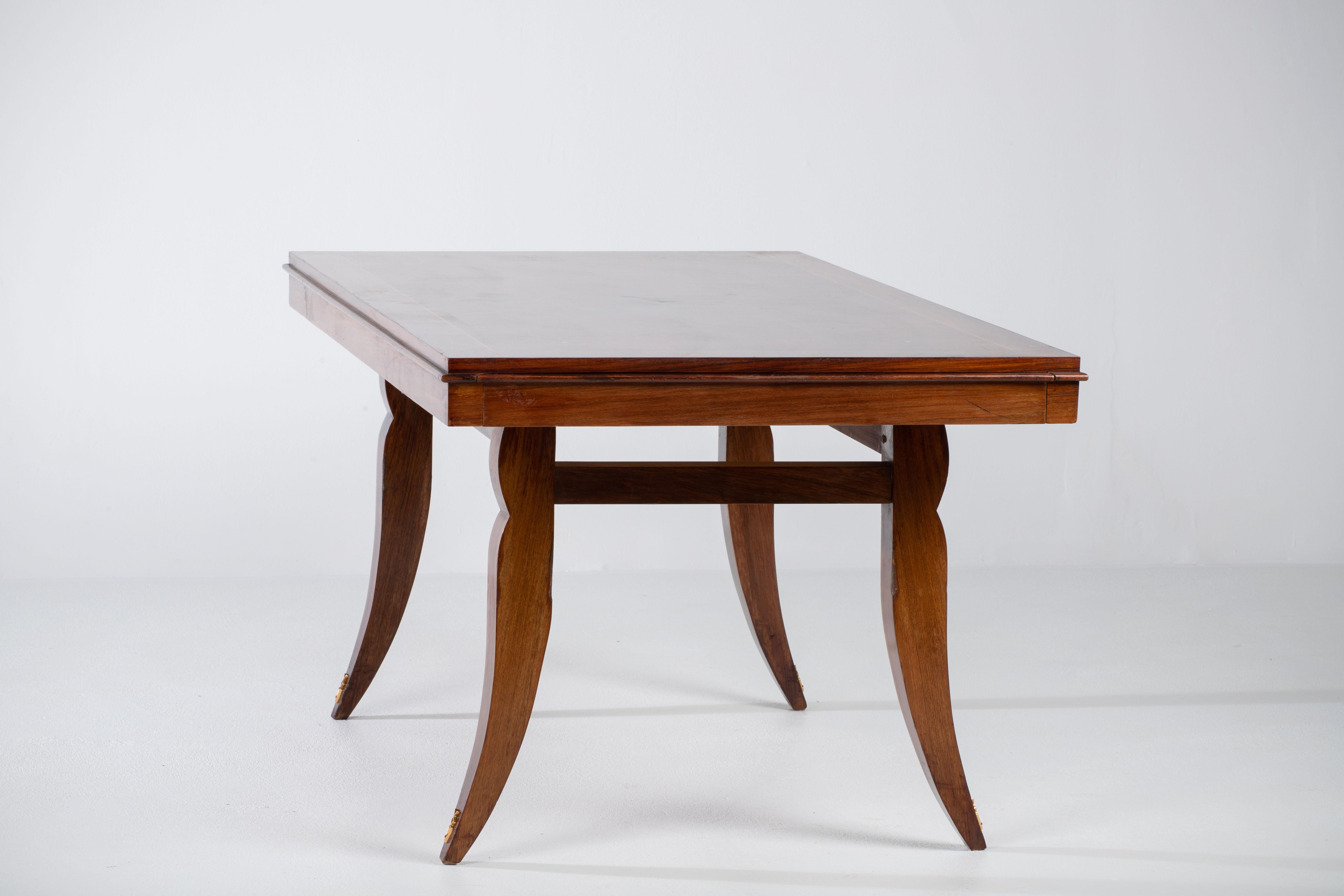 Esstisch, Makassar, Frankreich, 1940er Jahre.

Majestätischer Mitteltisch aus Makassar. Dieser Art-Déco-Tisch zeigt große Handwerkskunst. Der Sockel und die Beine sind wunderschön detailliert. Dieser Tisch hat ein elegantes Aussehen. Dieses Design