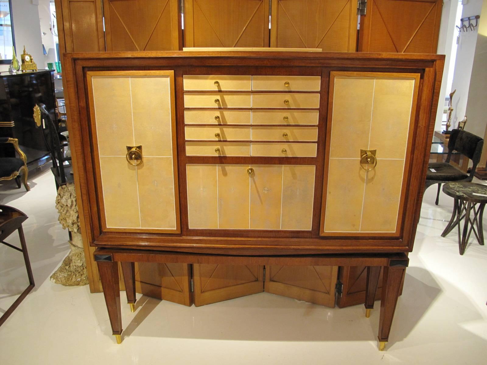 Elegant French Art Deco Walnut and Shagreen  Bar Cabinet In Excellent Condition In Montreal, QC