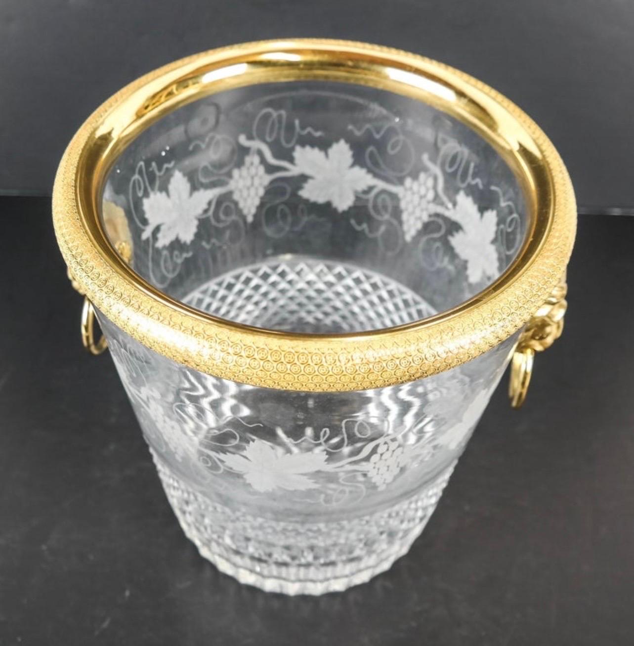 Eleganter Kühler mit Löwengriff im französischen Baccarat-Stil, mit geschliffenem und geätztem Ormolu-Kristall in Bronze

Maße: 9