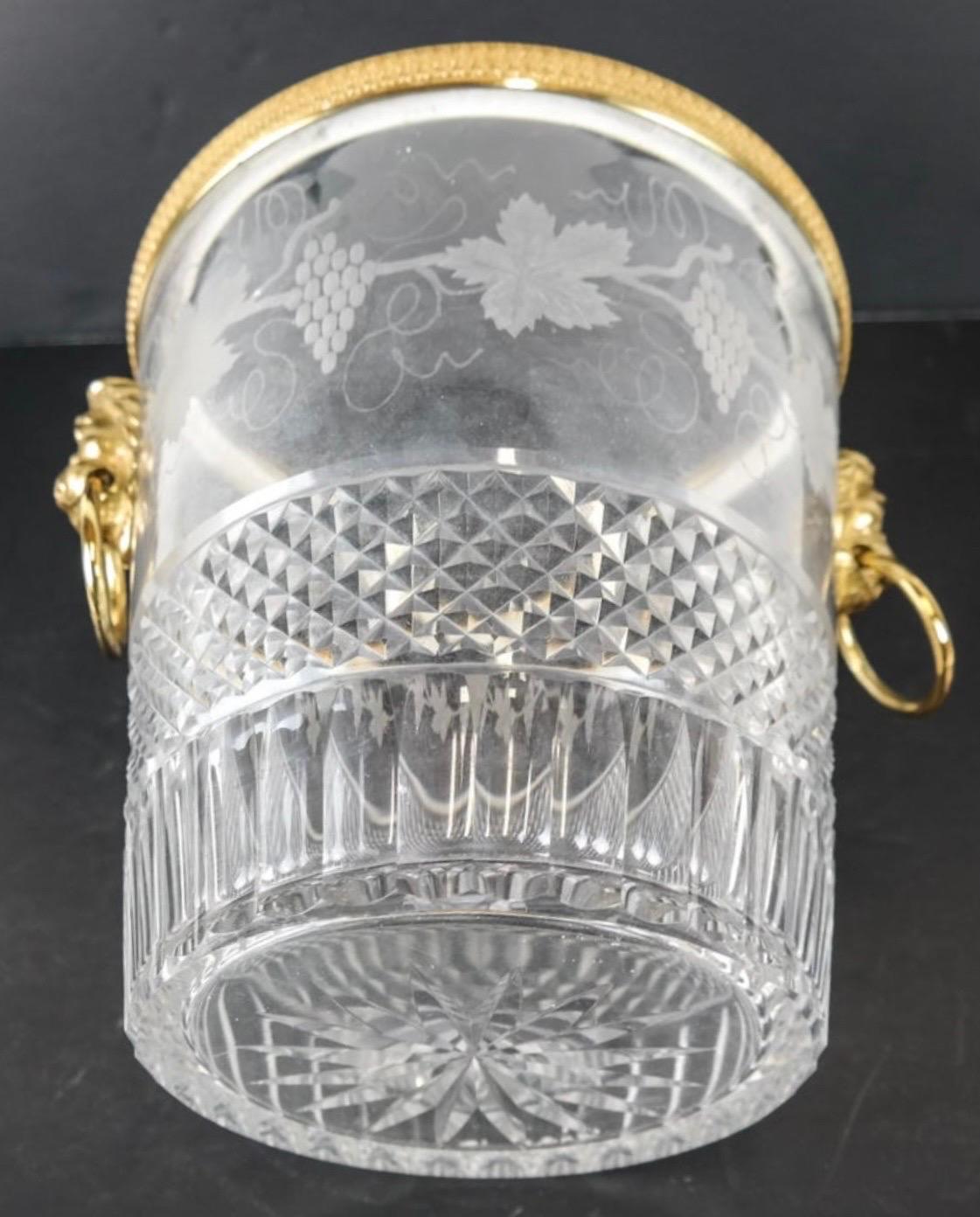 Eleganter französischer Baccarat-Eiskübelkühler mit Löwengriff aus geschliffenem Bronzeschliff-Kristall und Goldbronze (Belle Époque) im Angebot