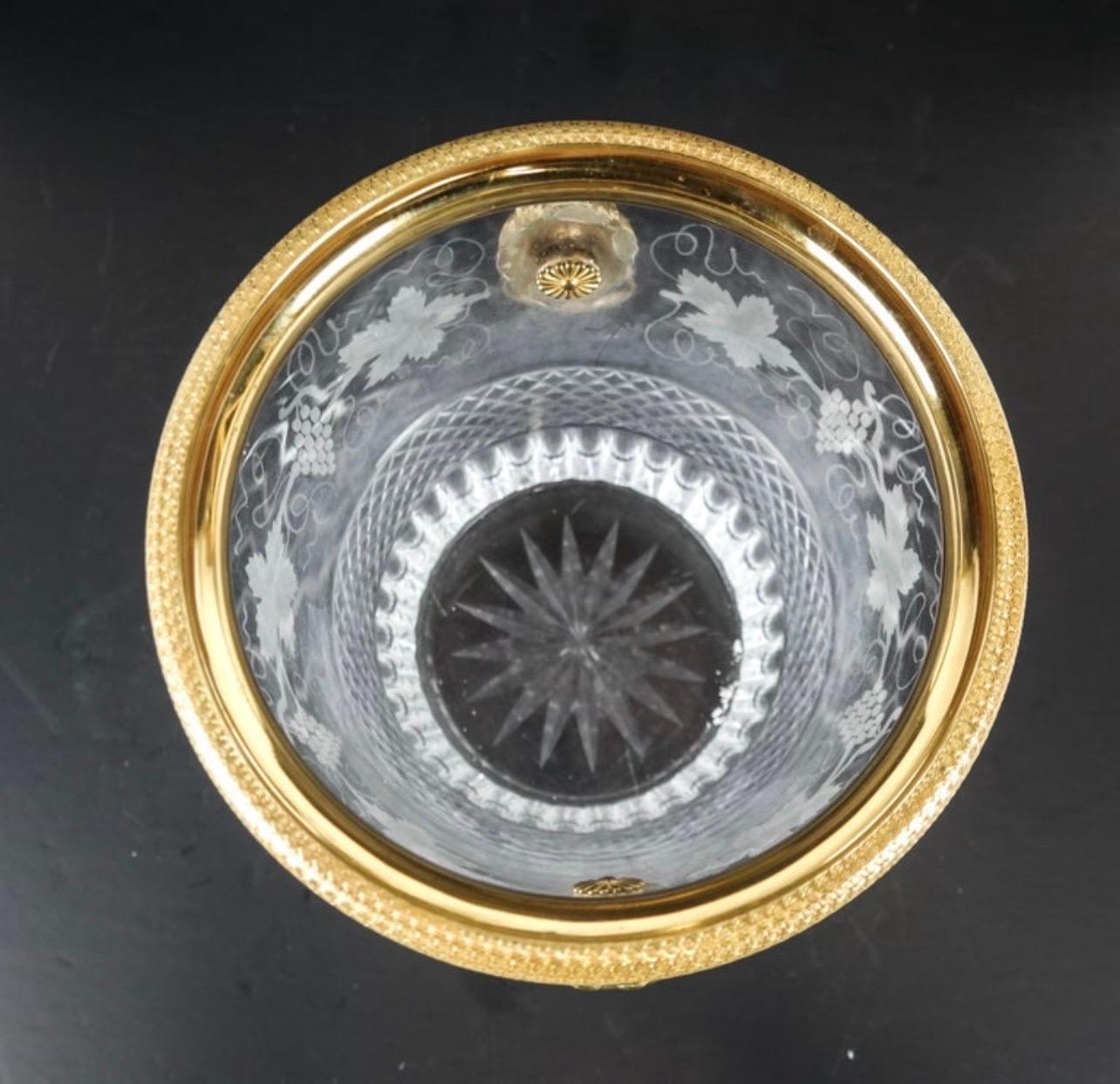 Eleganter französischer Baccarat-Eiskübelkühler mit Löwengriff aus geschliffenem Bronzeschliff-Kristall und Goldbronze (Französisch) im Angebot