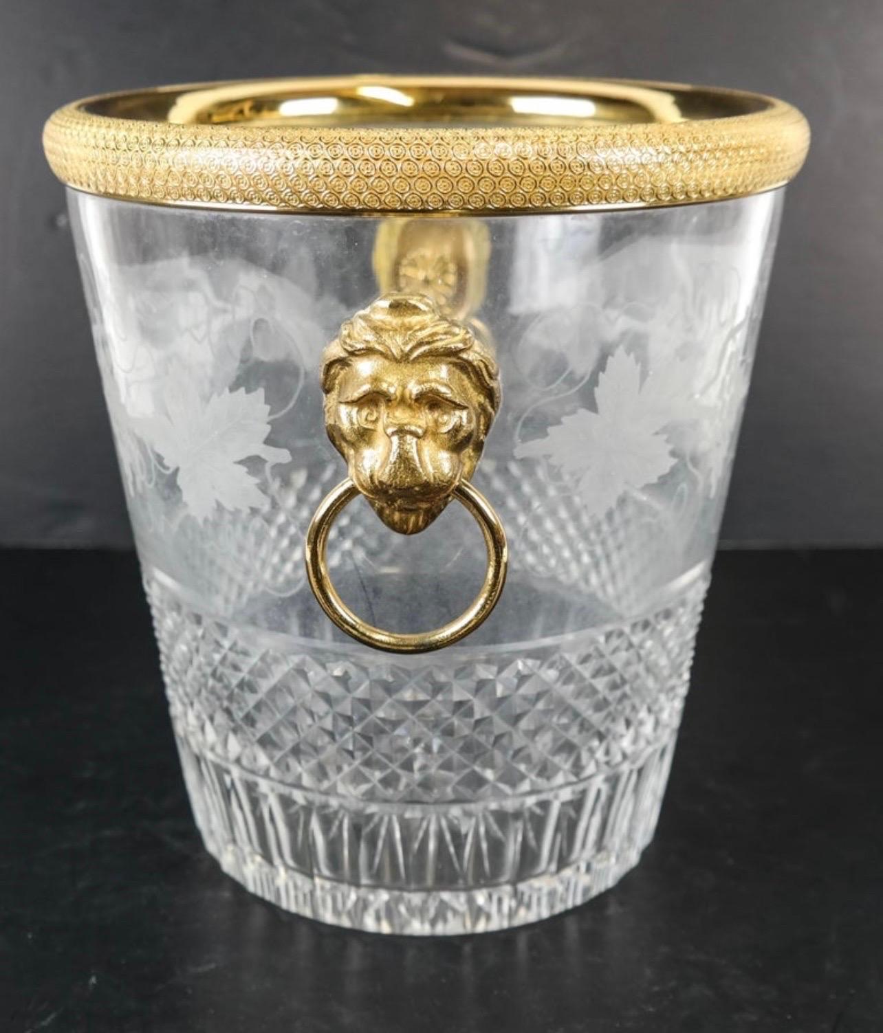 Eleganter französischer Baccarat-Eiskübelkühler mit Löwengriff aus geschliffenem Bronzeschliff-Kristall und Goldbronze (Radiert) im Angebot