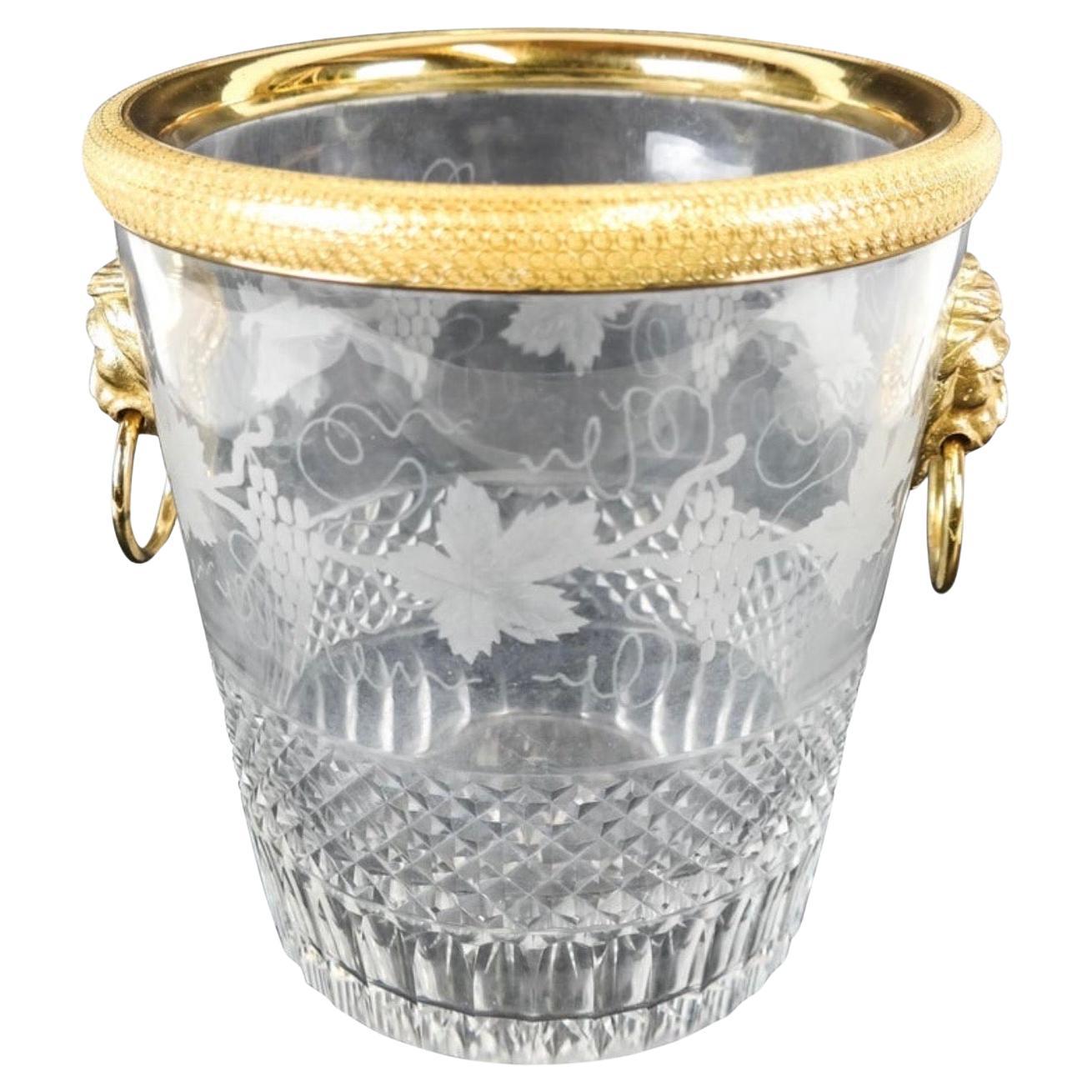 Eleganter französischer Baccarat-Eiskübelkühler mit Löwengriff aus geschliffenem Bronzeschliff-Kristall und Goldbronze