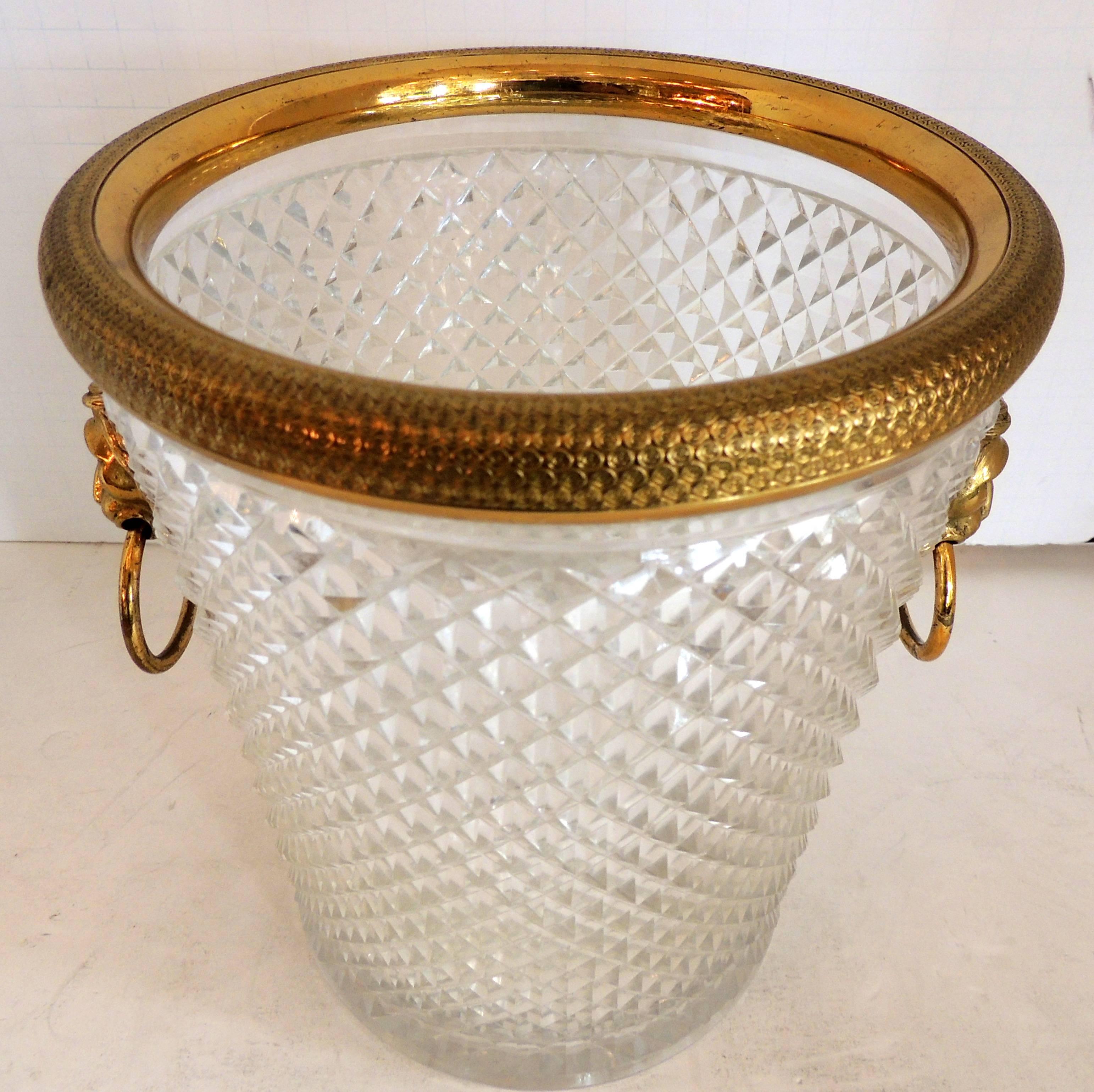 Elegant and very fine French neoclassical baccarat style lion handle doré bronze ormolu mounted and diamond cut crystal ice/champagne bucket.
Unsigned