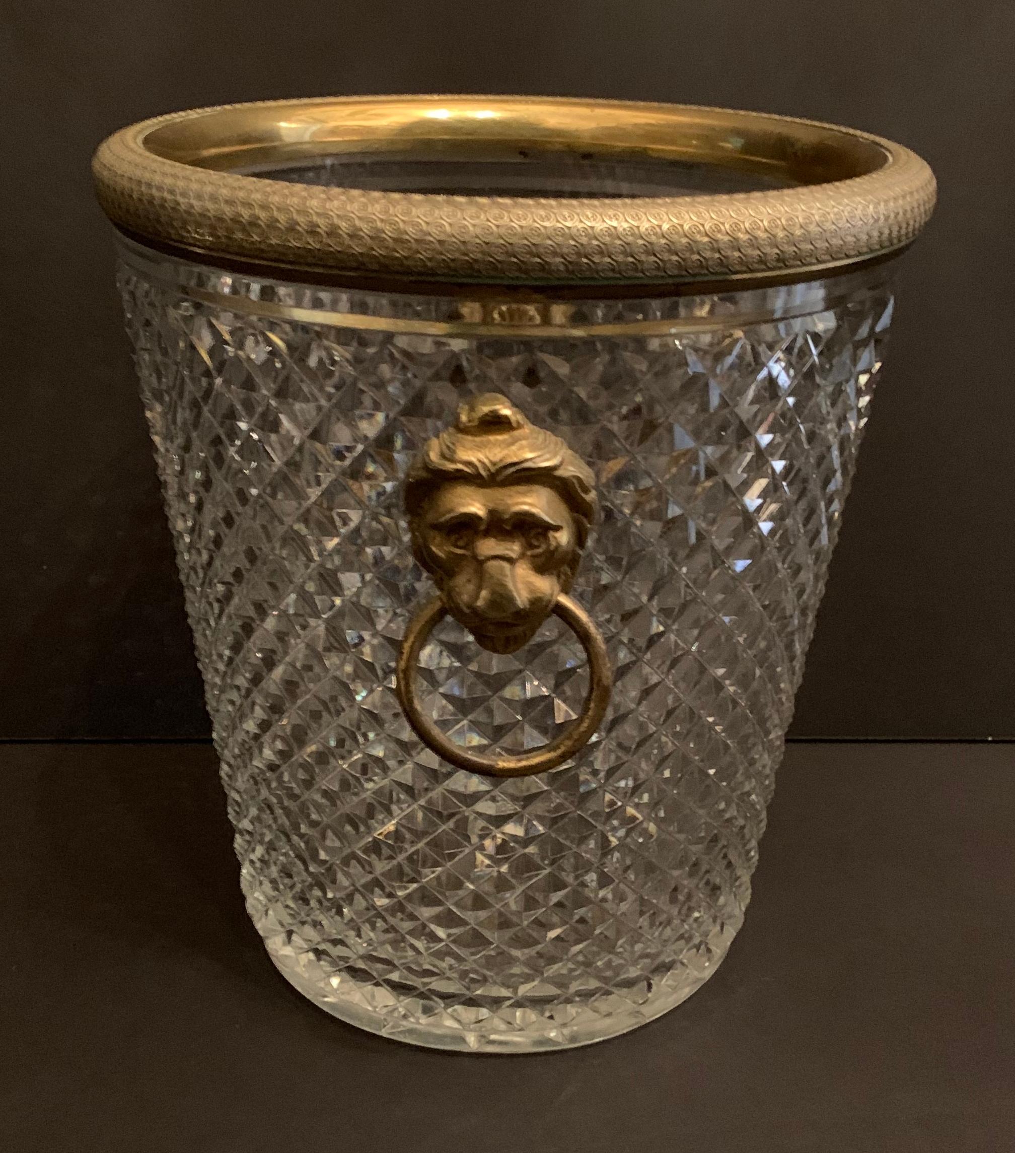 Elegant and very fine French neoclassical baccarat style lion handle doré bronze ormolu mounted and diamond cut crystal ice/champagne bucket.
Unsigned.