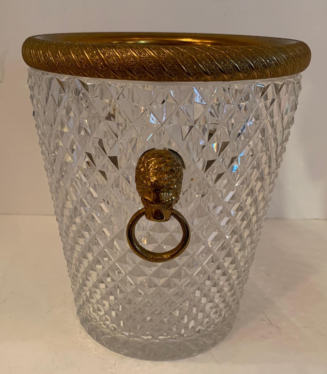 Elegant and very fine French neoclassical Baccarat style lion handle doré bronze ormolu-mounted and diamond cut crystal ice/champagne bucket.
Unsigned.