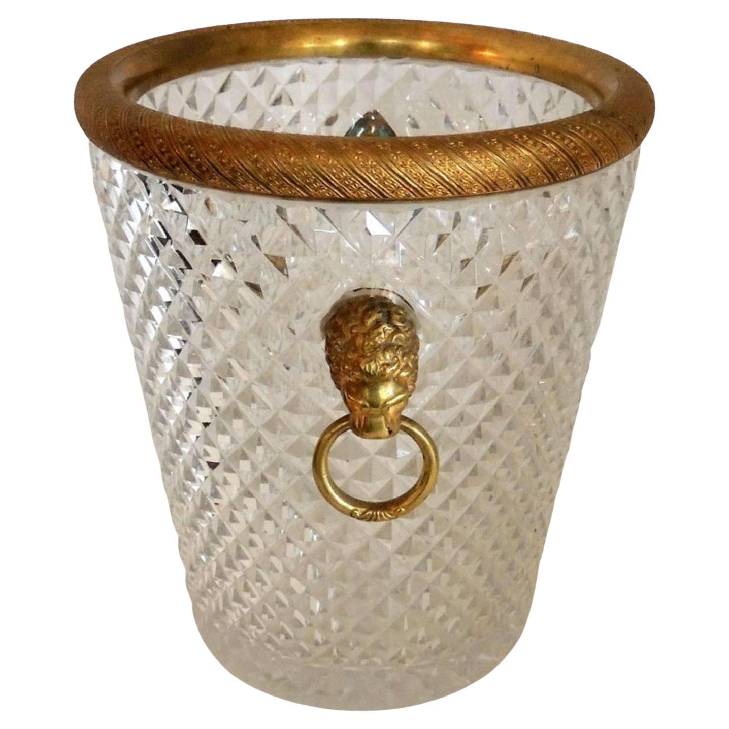 Elegant et très beau seau à glace/champagne néoclassique français de style Baccarat à anse de lion en bronze doré et monté en bronze doré et cristal taillé en diamant.
Non signée.