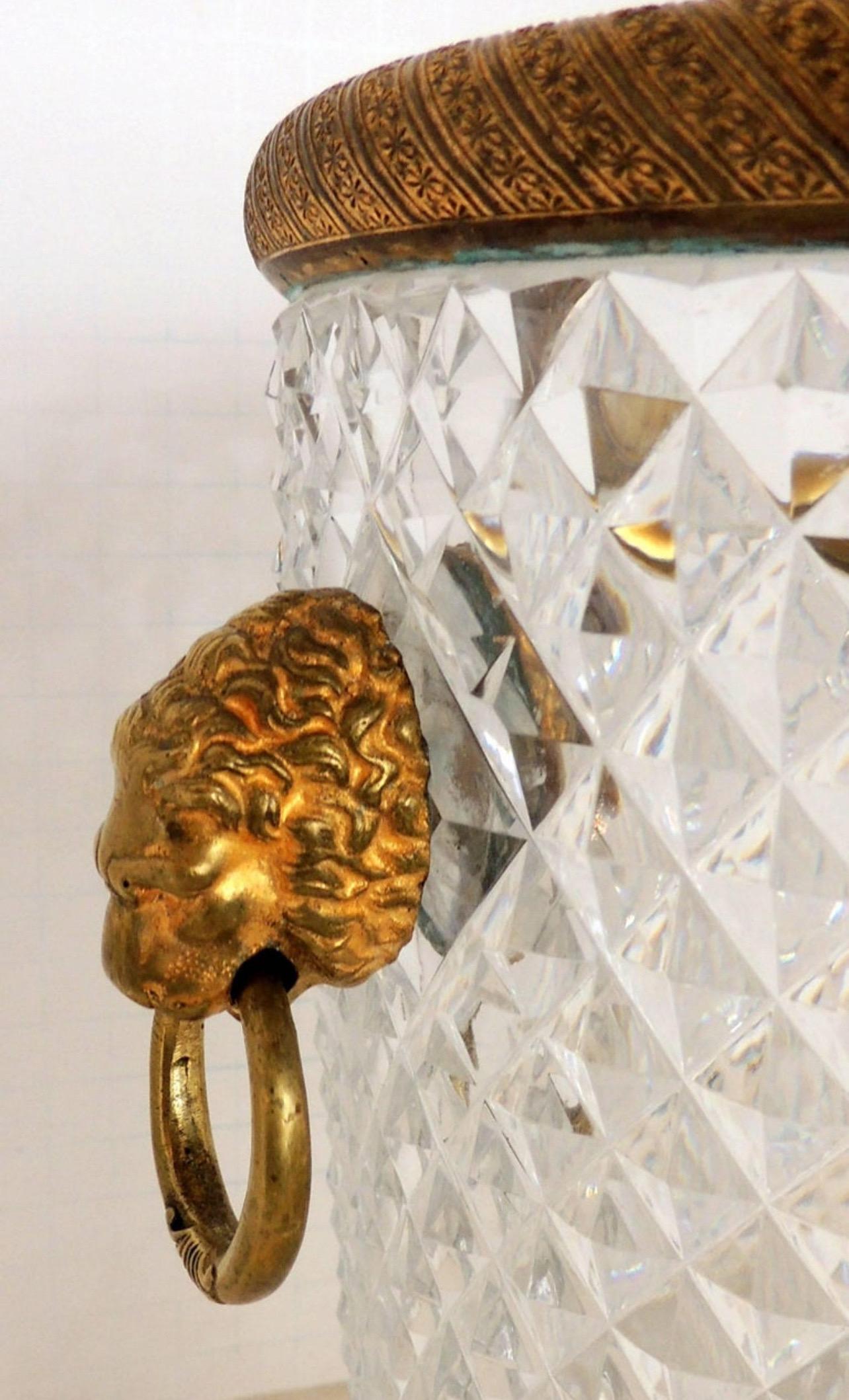 Français Elegant seau à glace en cristal d'orfèvrerie à poignée de lion de Baccarat (France) en vente