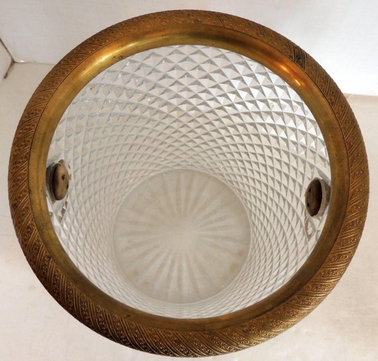 Facetté Elegant seau à glace en cristal d'orfèvrerie à poignée de lion de Baccarat (France) en vente