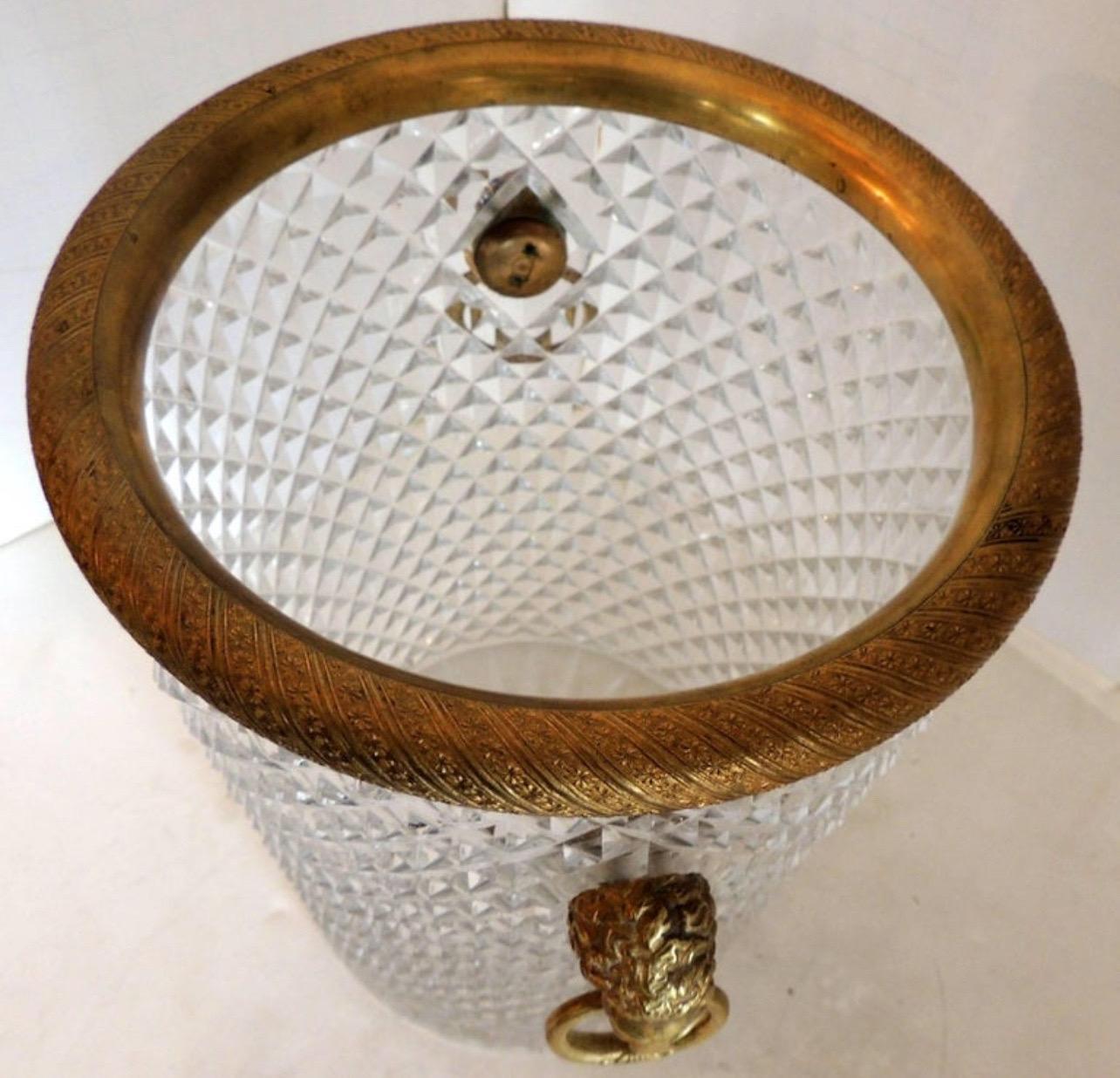 Elegant seau à glace en cristal d'orfèvrerie à poignée de lion de Baccarat (France) Bon état - En vente à Roslyn, NY