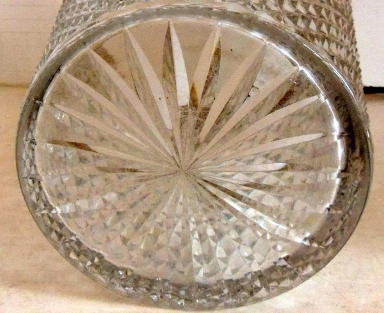 20ième siècle Elegant seau à glace en cristal d'orfèvrerie à poignée de lion de Baccarat (France) en vente