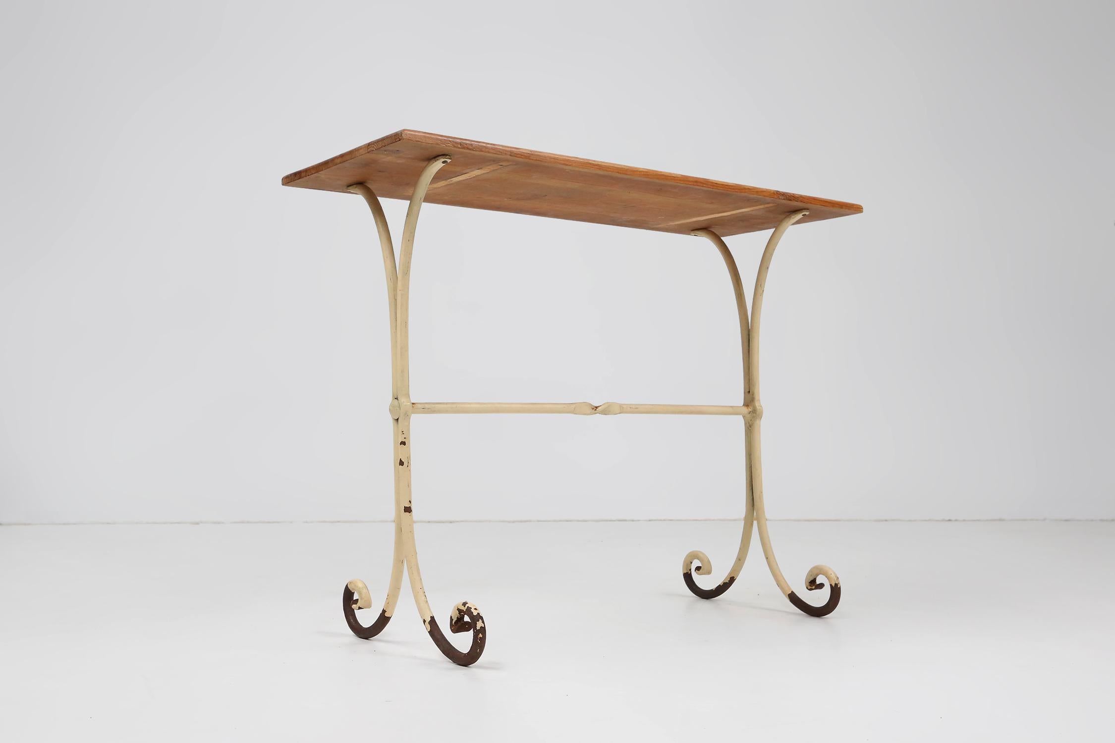 Metal Elegant French bistro table with beige metal base and oak top, ca. 1950 For Sale