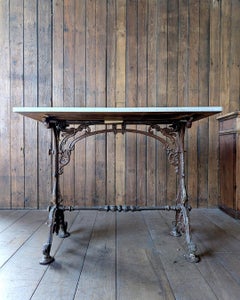 Table de bistrot française élégante avec plateau en marbre blanc