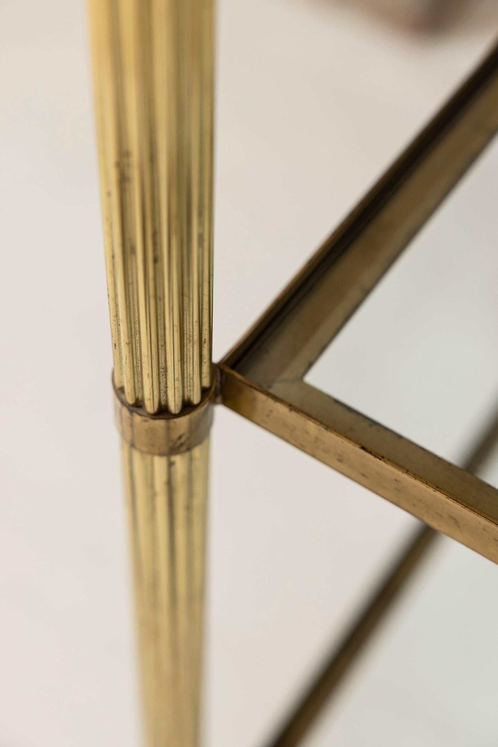 Eleganza dell'étagère francese in ottone e vetro, Francia 1960 in vendita 5
