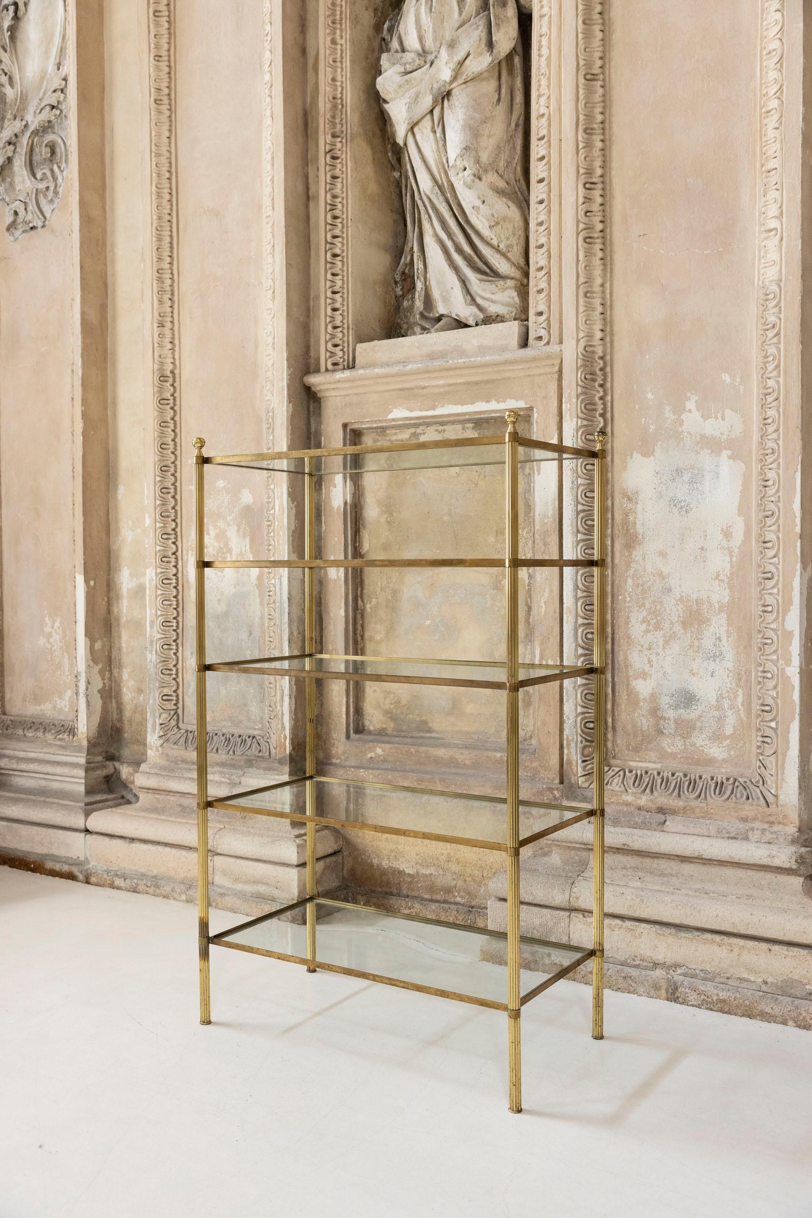 Mid-Century moderno Eleganza dell'étagère francese in ottone e vetro, Francia 1960 in vendita