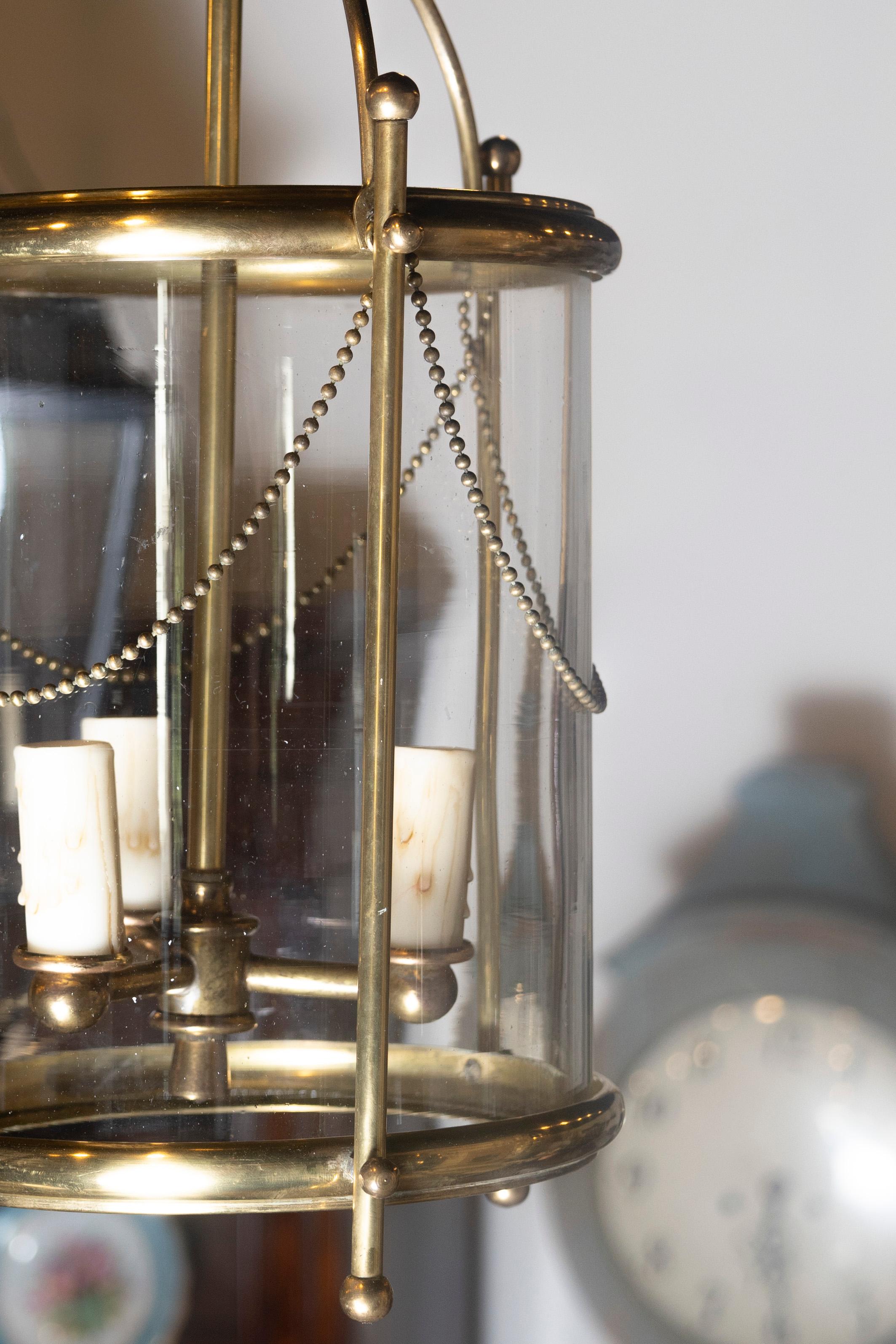 Français Elegant lustre-lanterne français en laiton et verre, vers 1940 en vente