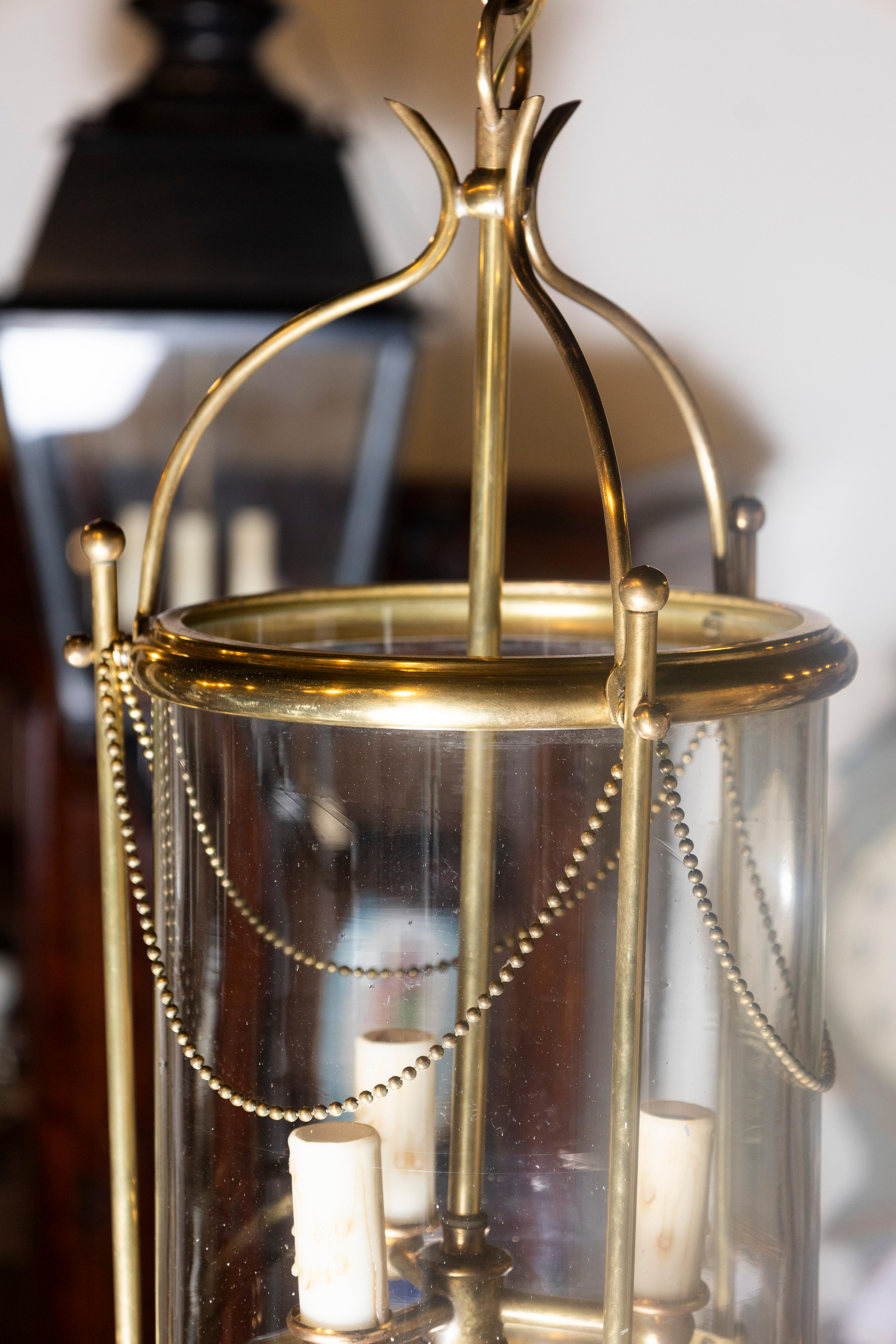 20ième siècle Elegant lustre-lanterne français en laiton et verre, vers 1940 en vente
