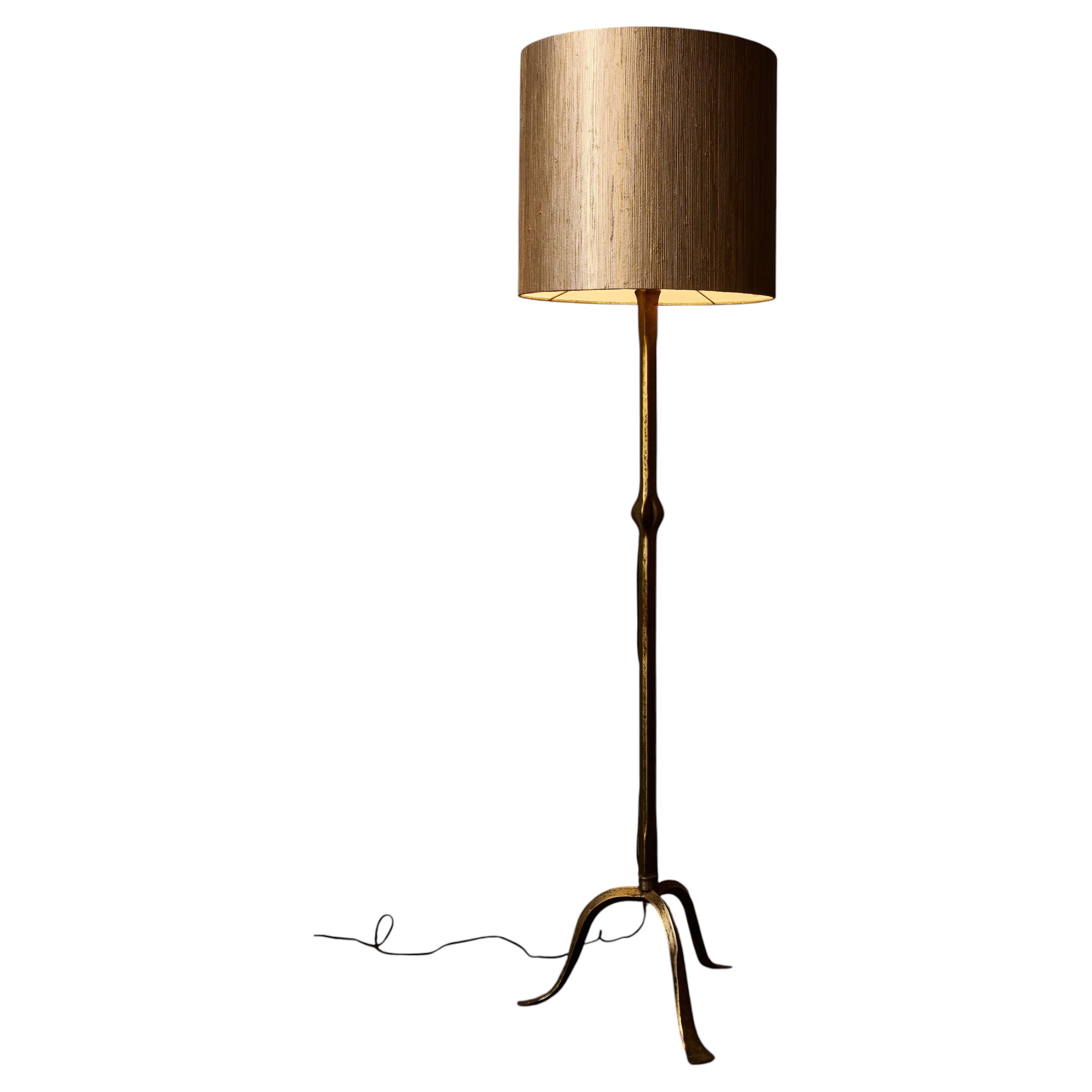 Elegante Stehlampe aus französischer Bronze mit dreibeinigem Sockel und neuem, maßgefertigtem Lampenschirm