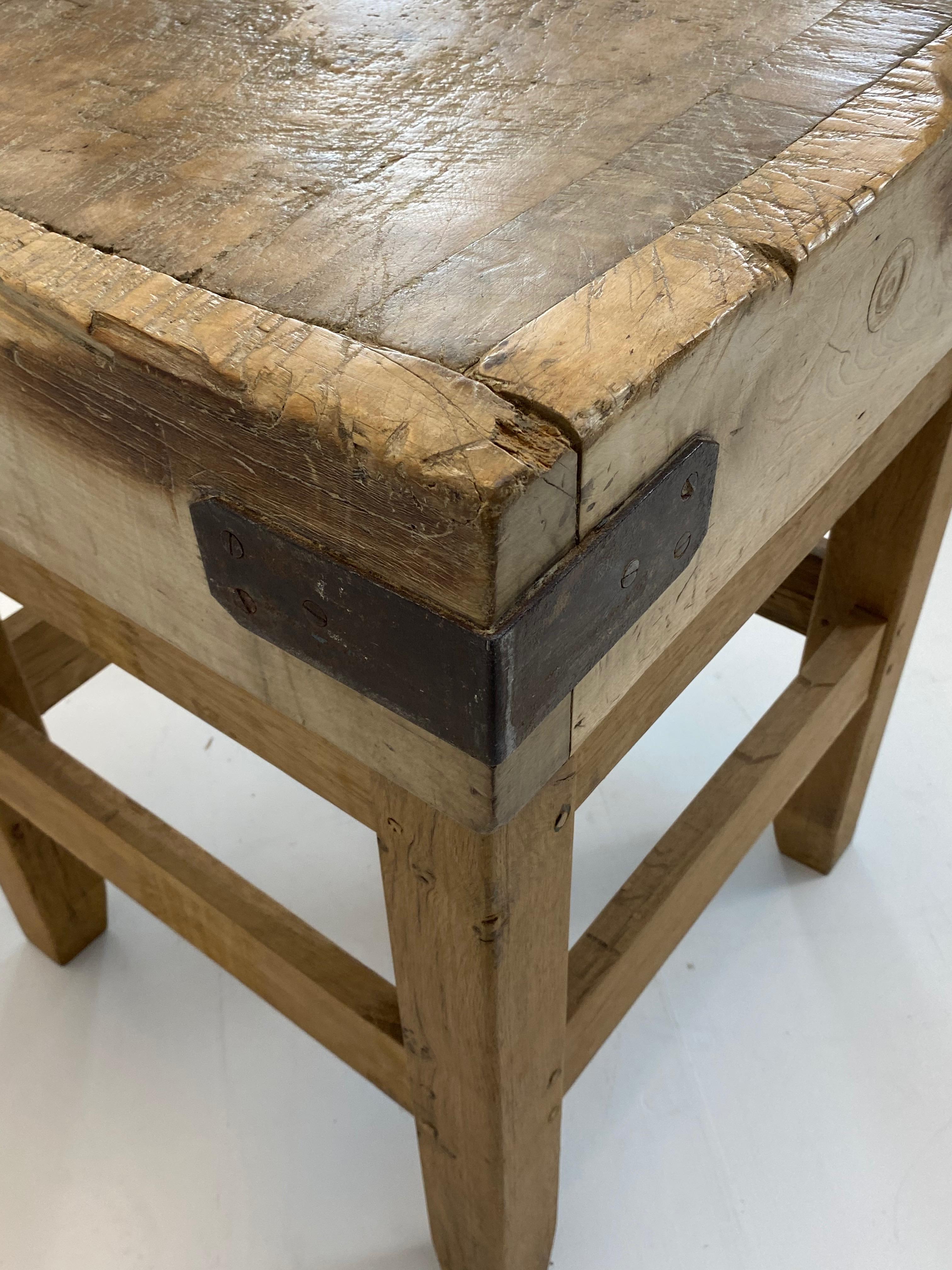 Elegant French Butchers Block, Pedestal table.  In Good Condition For Sale In Schellebelle, BE