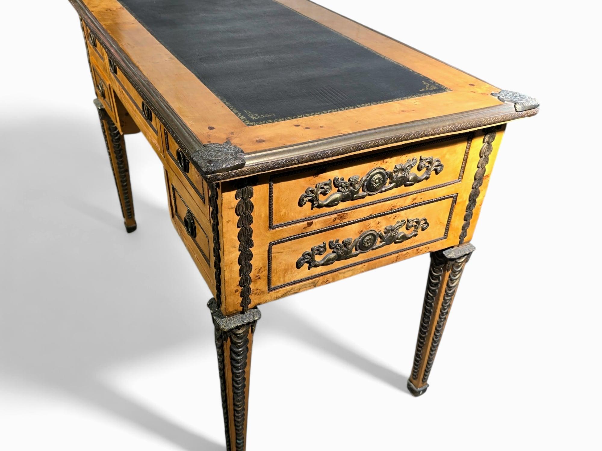 Eleganter französischer Schreibtisch, um 1920 im Angebot 6