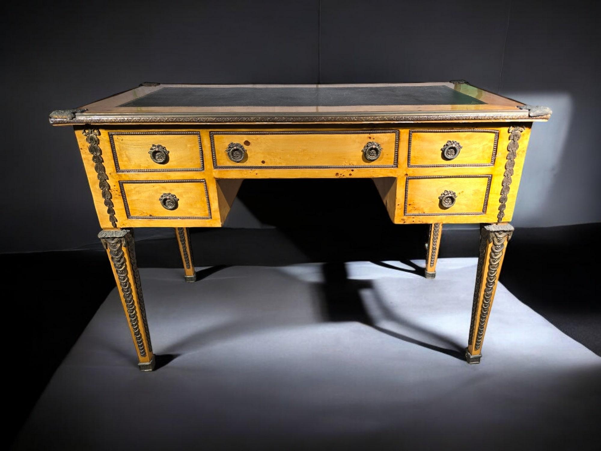 Dieser elegante französische Schreibtisch aus den frühen 1900er Jahren ist ein schönes Beispiel für die Handwerkskunst des frühen 20. Jahrhunderts. Der aus exotischem Holz gefertigte und mit aufwändigen Bronzeverzierungen versehene Schreibtisch ist