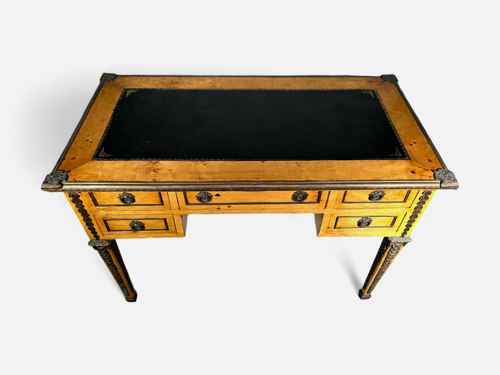 Eleganter französischer Schreibtisch, um 1920 (Obstholz) im Angebot