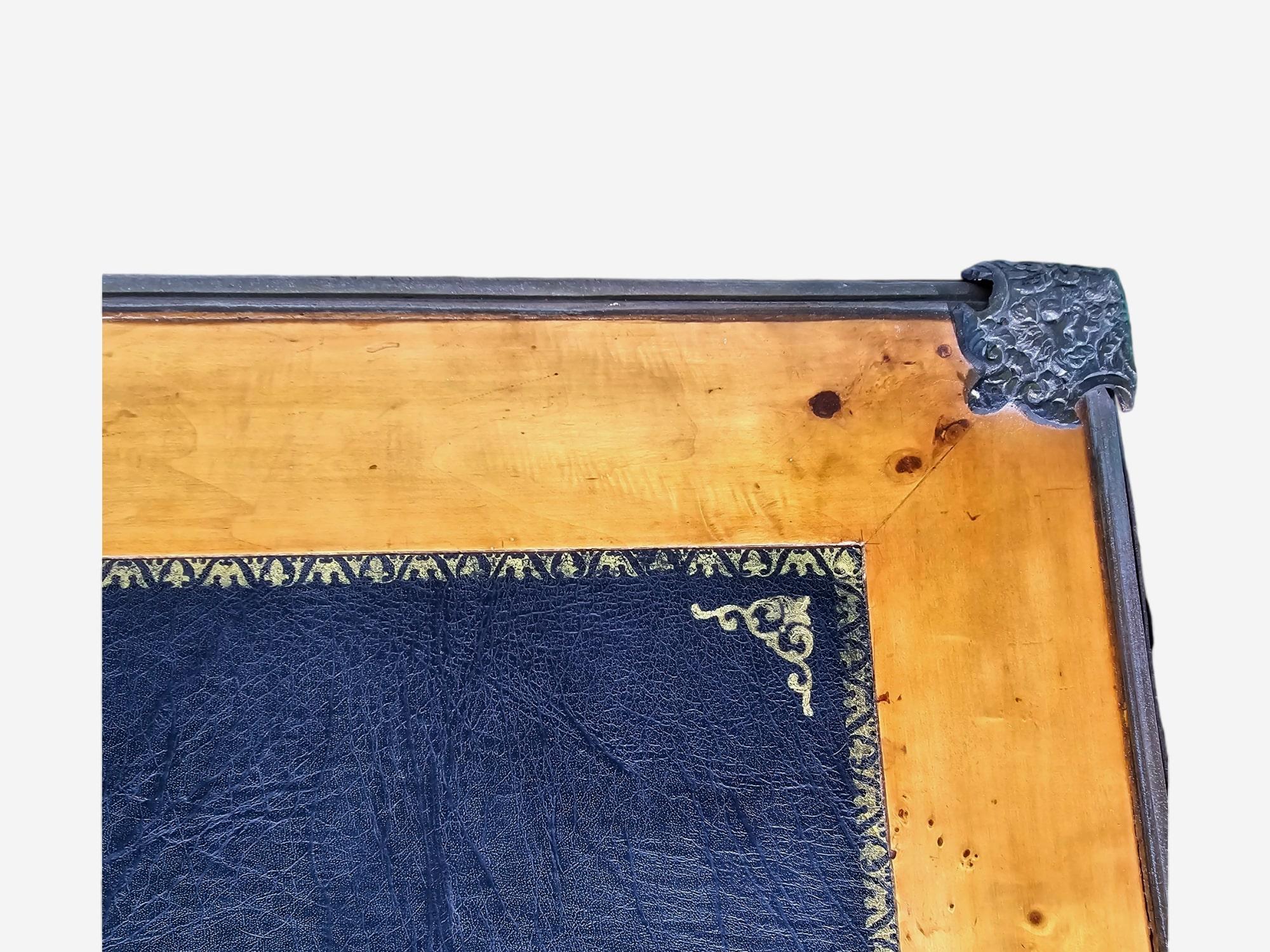 Eleganter französischer Schreibtisch, um 1920 im Angebot 1