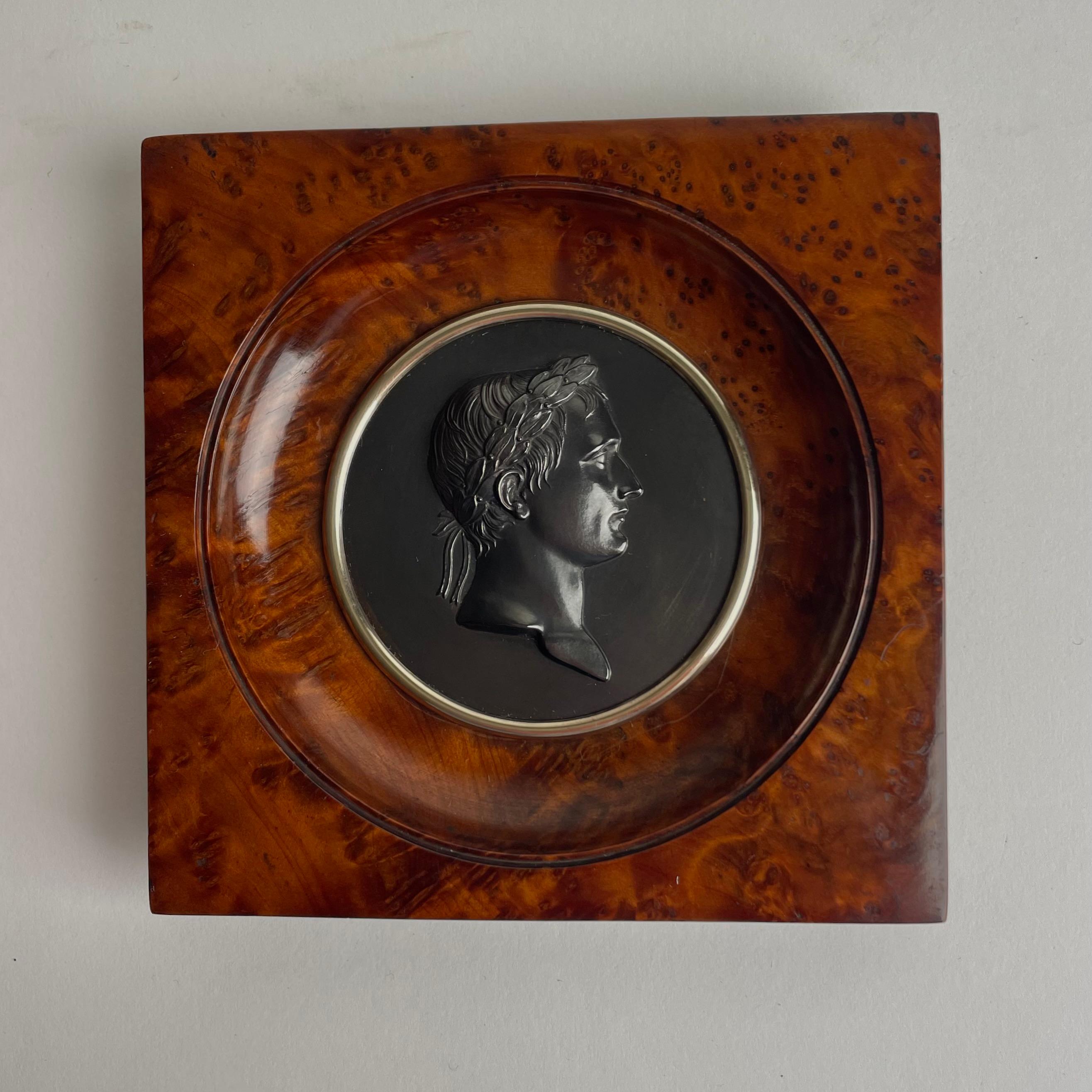 Elegant Relief en bronze de l'Empire français représentant Napoléon Ier dans un cadre en bois de thuya

Plaque en bronze de l'Empire français représentant Napoléon Ier couronné de la couronne de laurier classique, symbole de triomphe et d'autorité