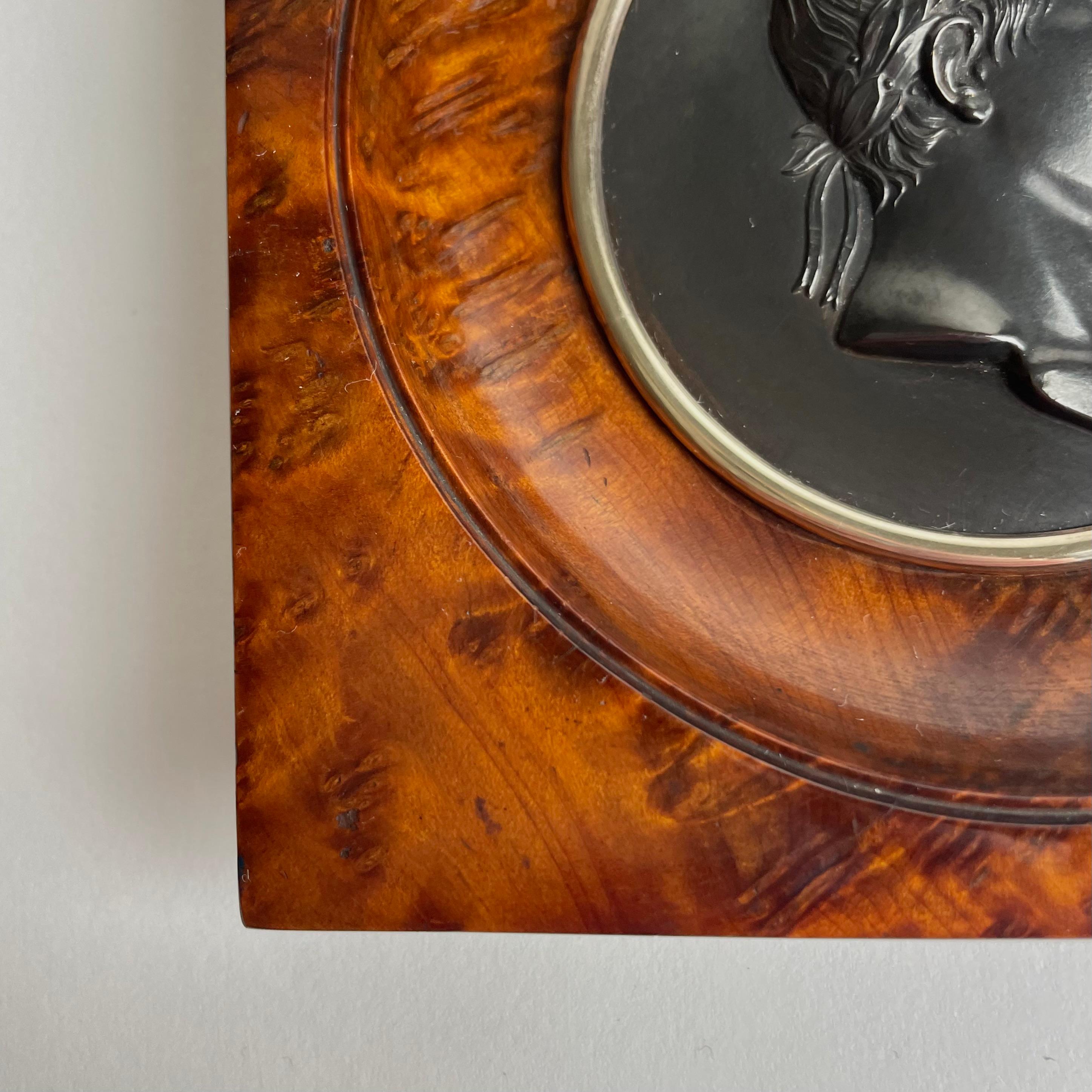 Elegant Relief en bronze de l'Empire français représentant Napoléon Ier dans un cadre en bois de thuya Bon état - En vente à Knivsta, SE