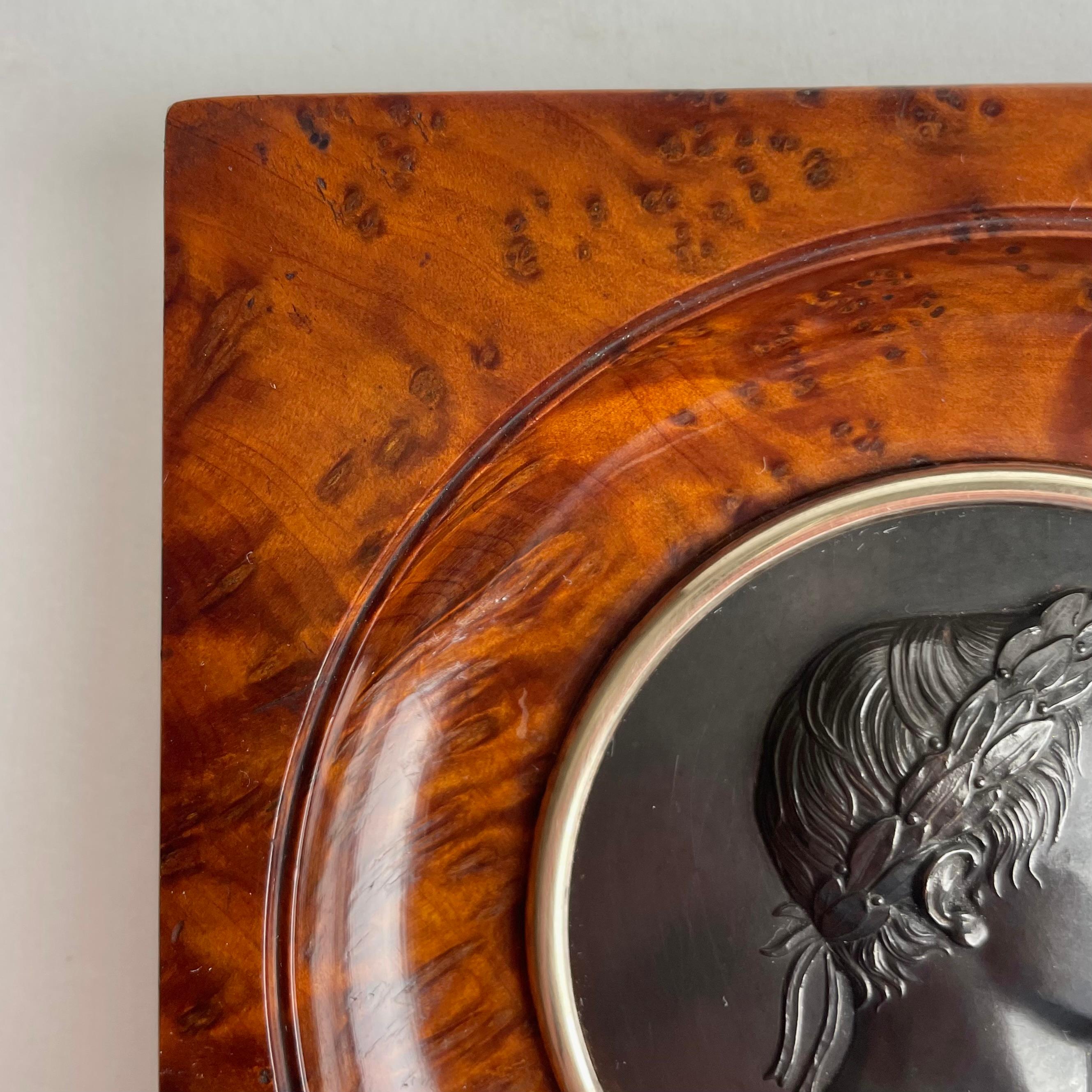 XIXe siècle Elegant Relief en bronze de l'Empire français représentant Napoléon Ier dans un cadre en bois de thuya en vente